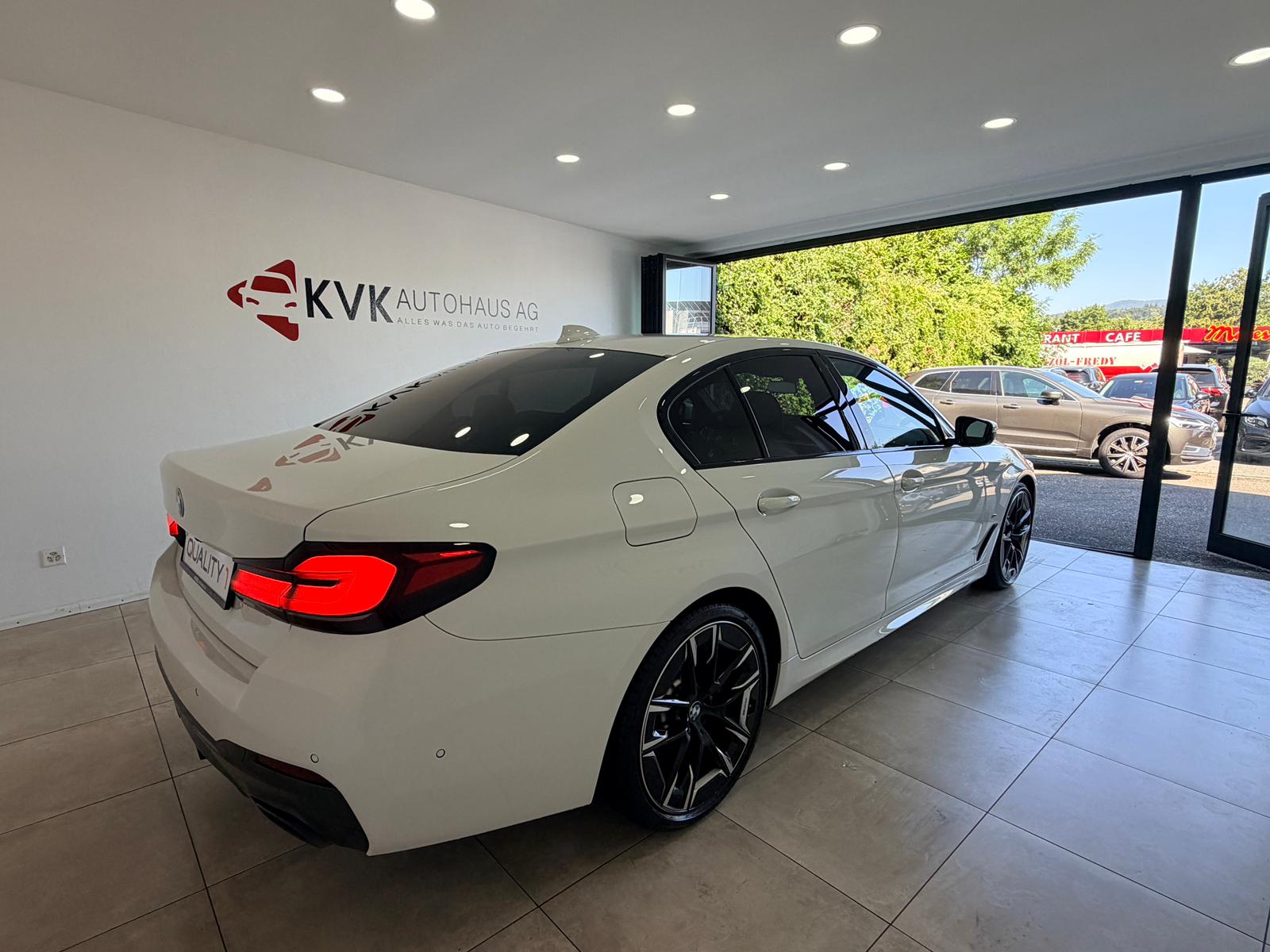BMW 530d xDrive 48V M Sport Steptronic-image-4