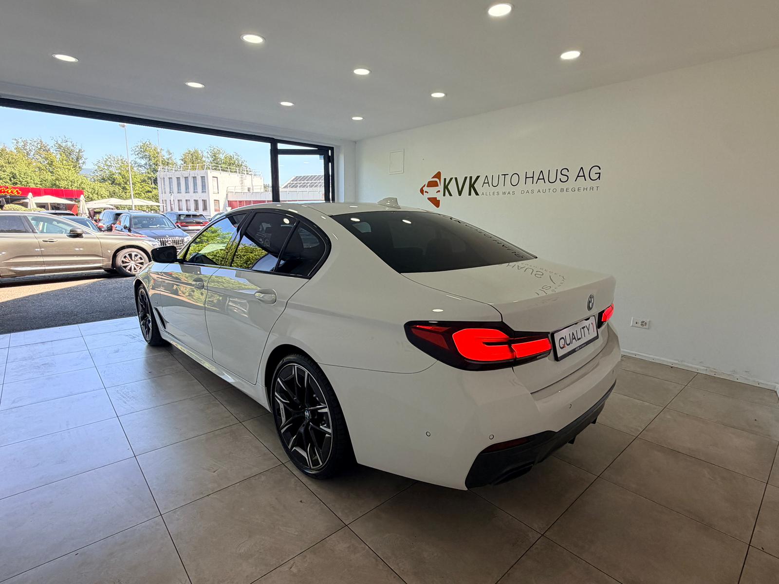 BMW 530d xDrive 48V M Sport Steptronic-image-5