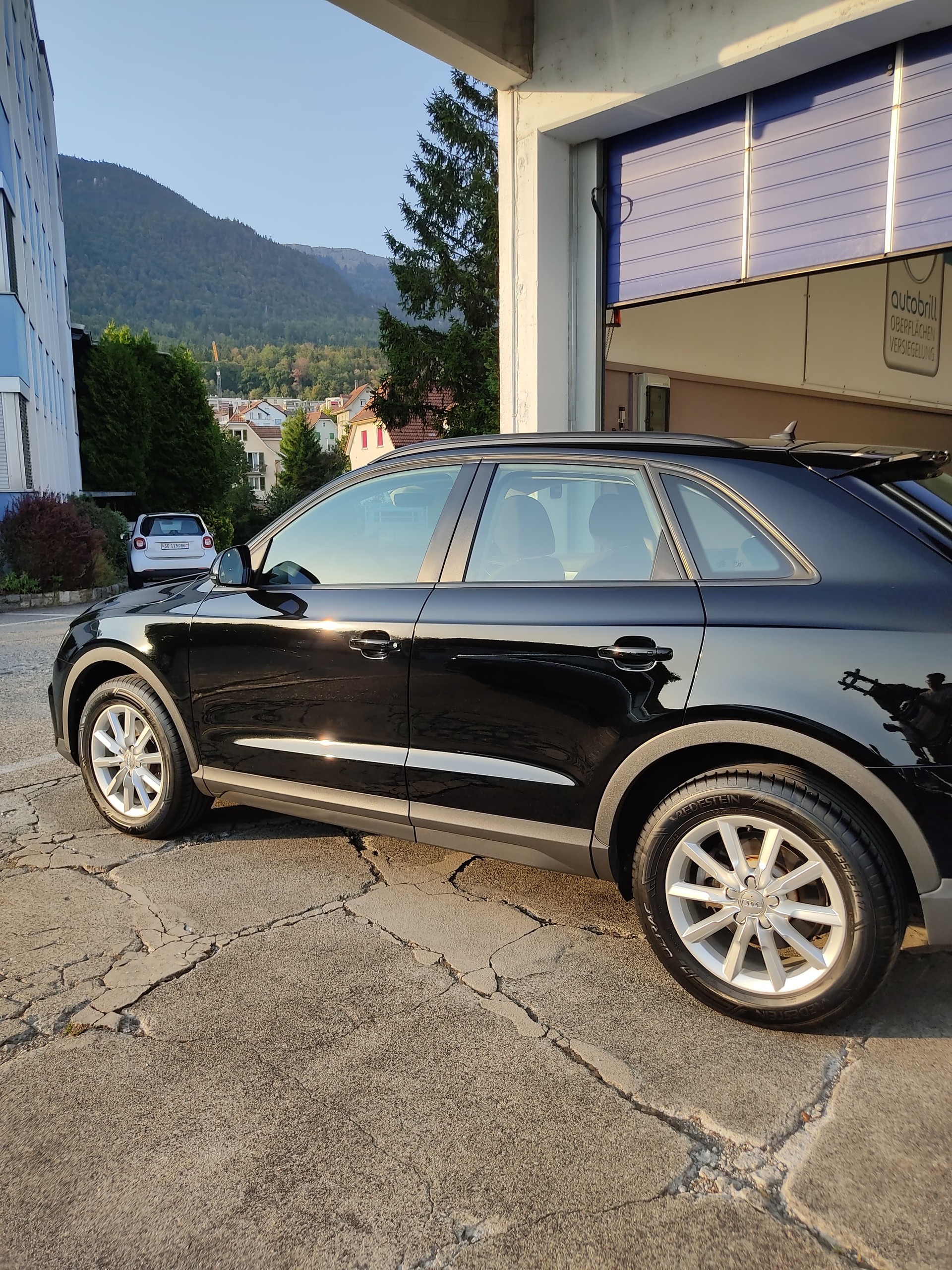 AUDI Q3 2.0 TDI quattro S-tronic-showroom-element-3