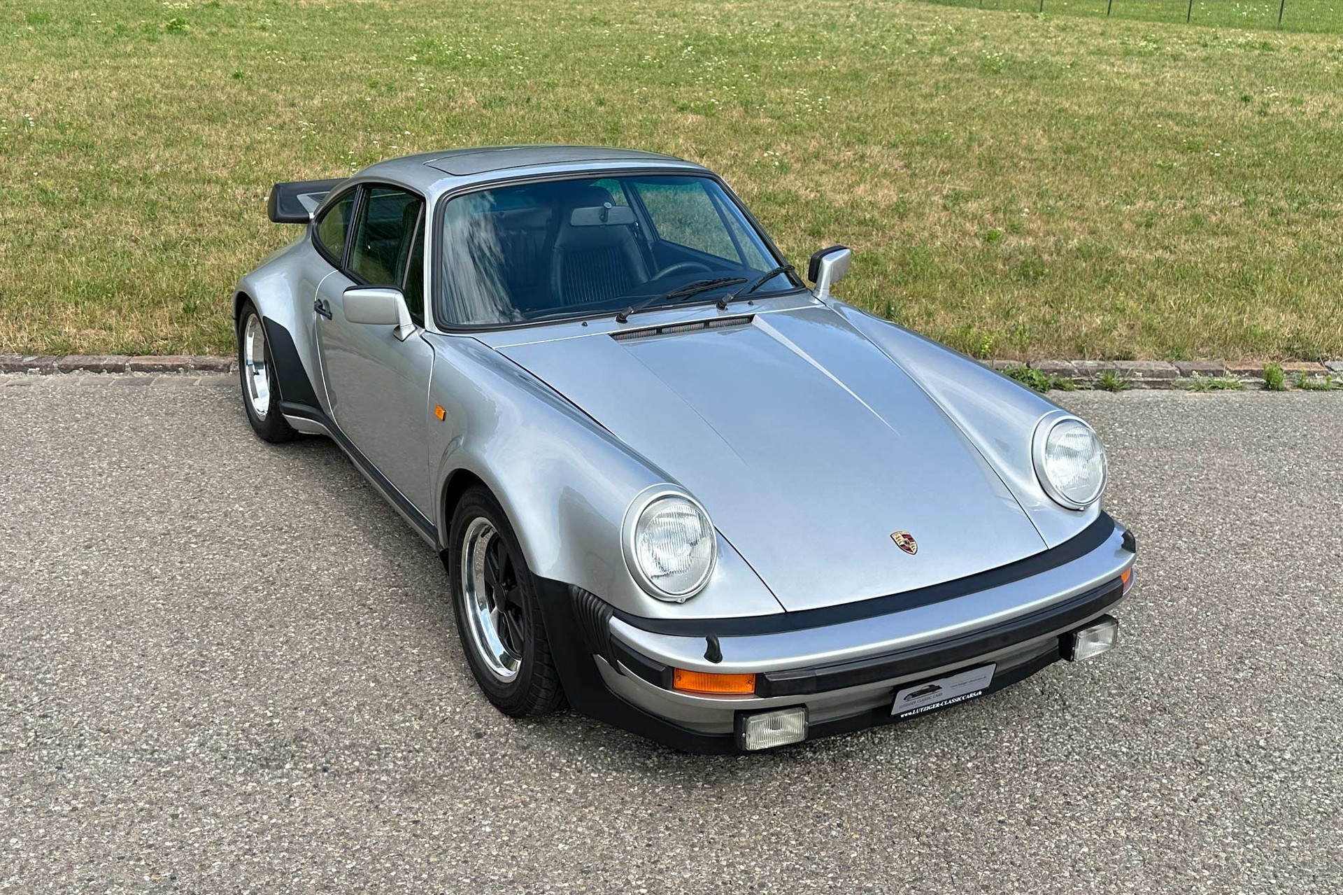 PORSCHE 911 Turbo 3.3-image-7