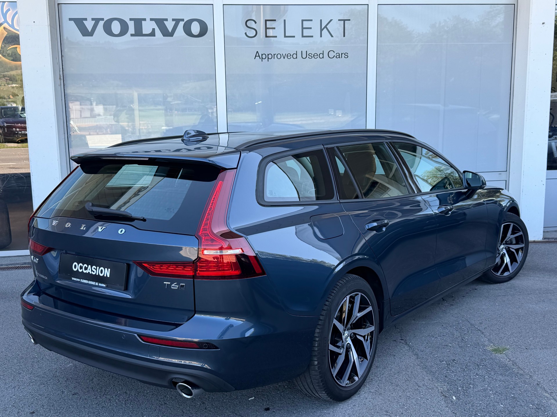 VOLVO V60 T6 AWD Momentum Geartronic-showroom-element-1