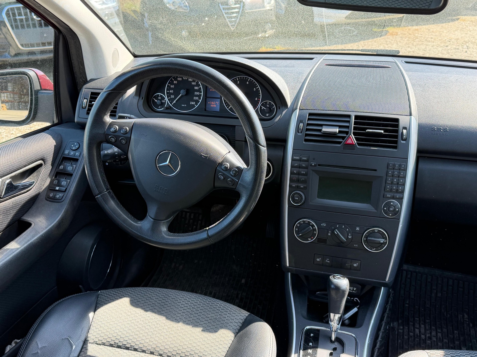 MERCEDES-BENZ A 180 Automat-image-4