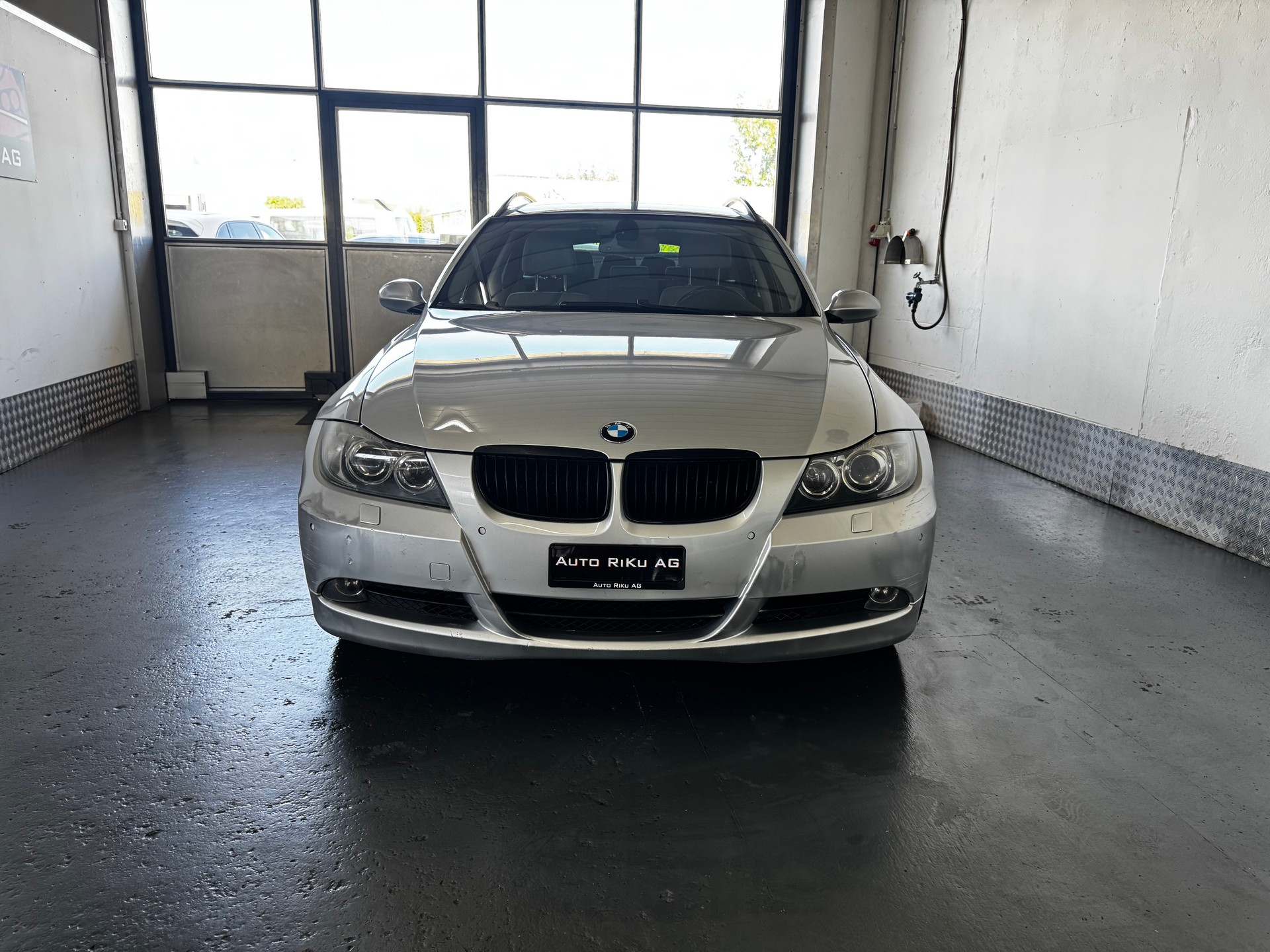 BMW 325xi Touring-showroom-element-3