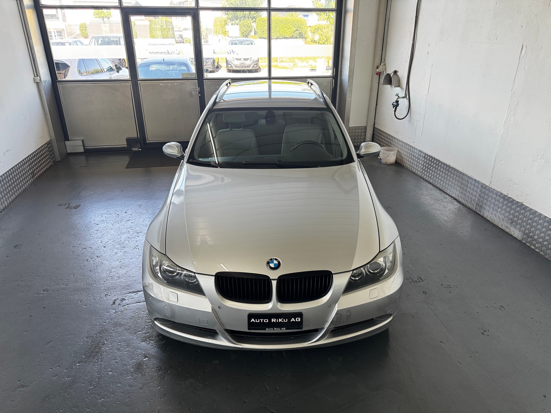 BMW 325xi Touring-showroom-element-2