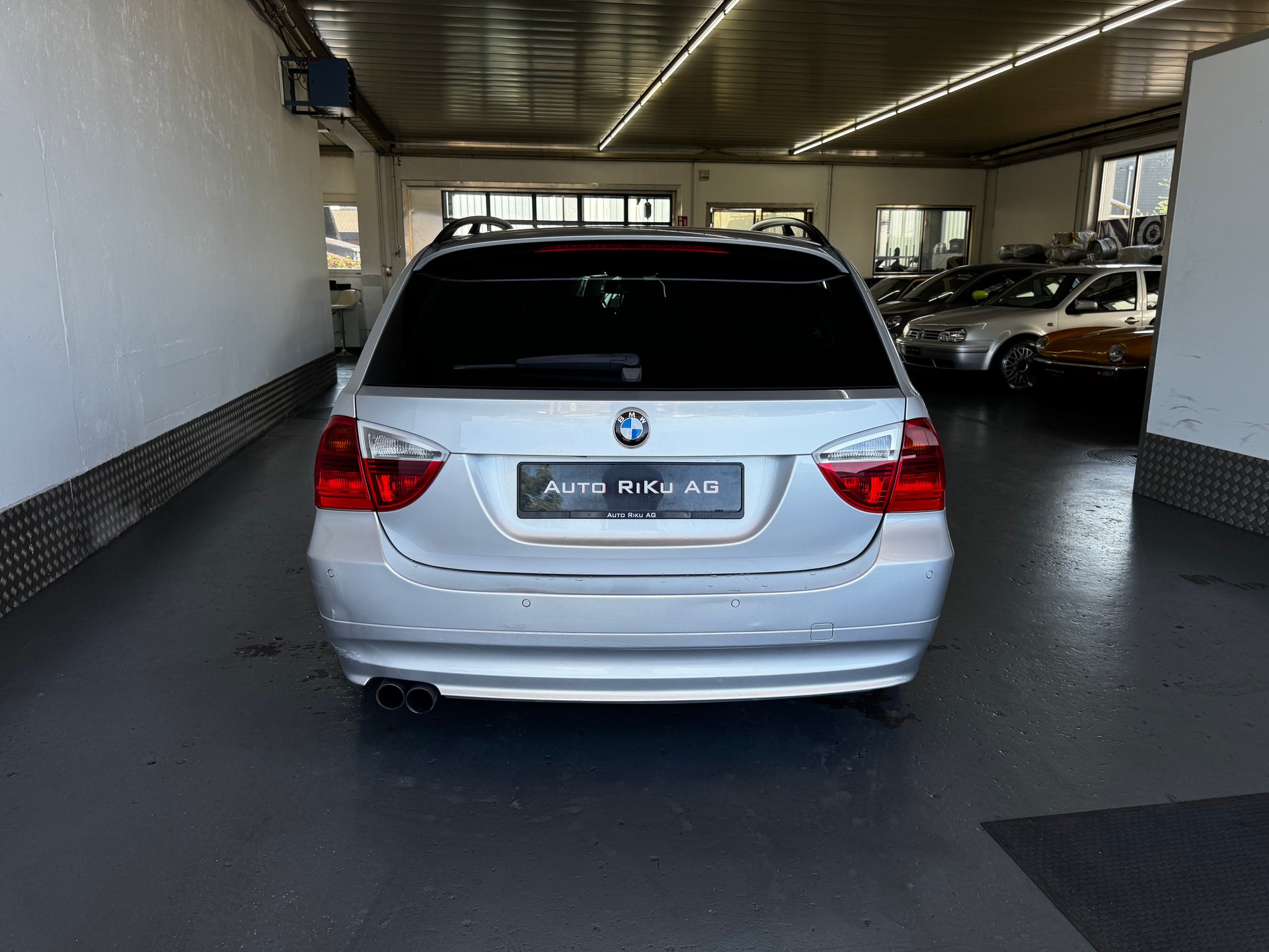 BMW 325xi Touring-image-10