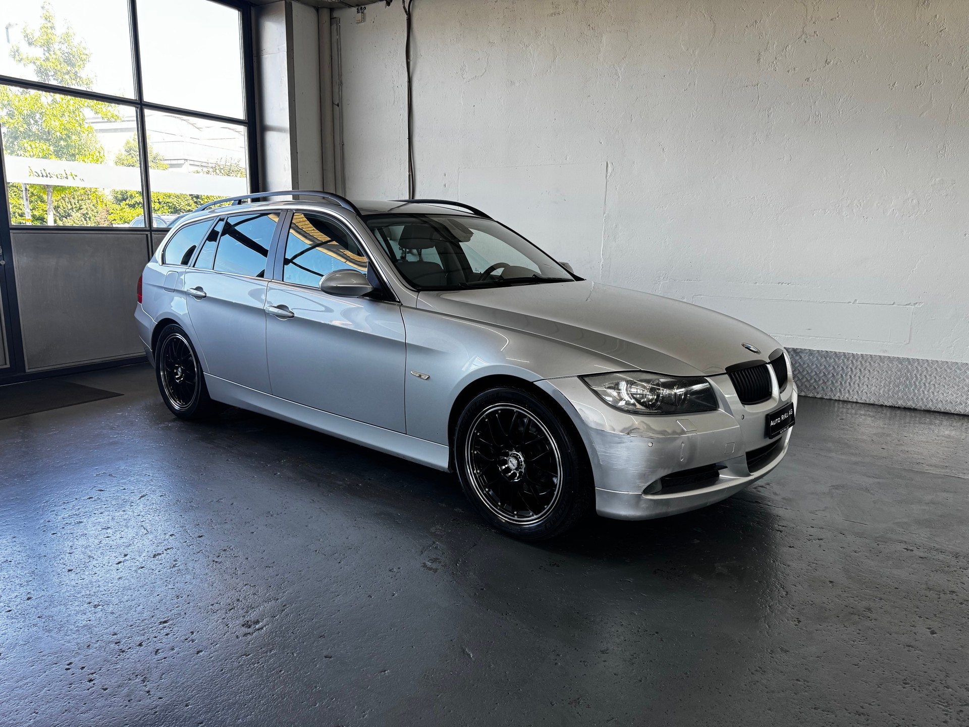 BMW 325xi Touring-showroom-element-1