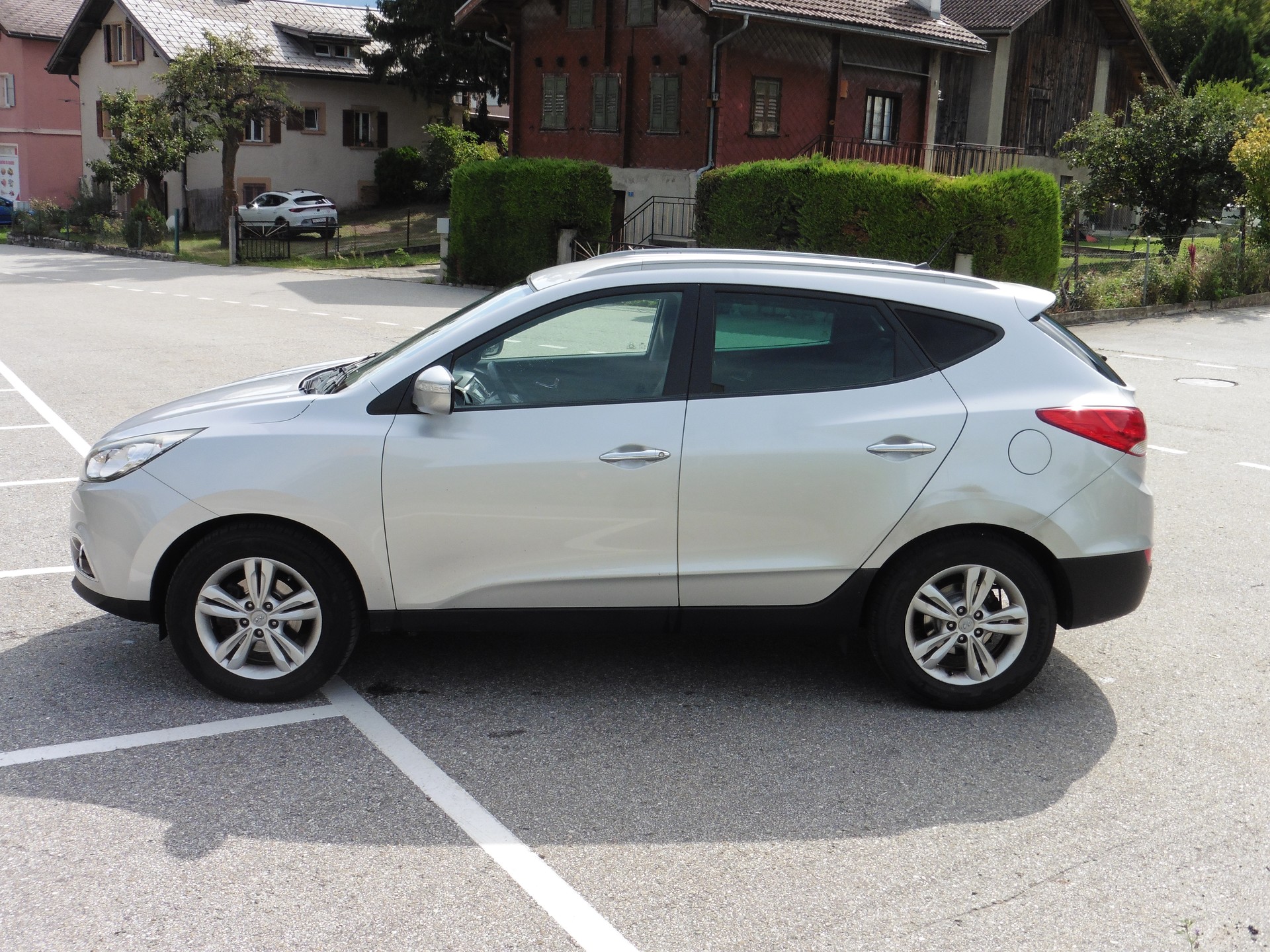 HYUNDAI iX 35 2.0 CRDi Style 4WD Automatic-image-6