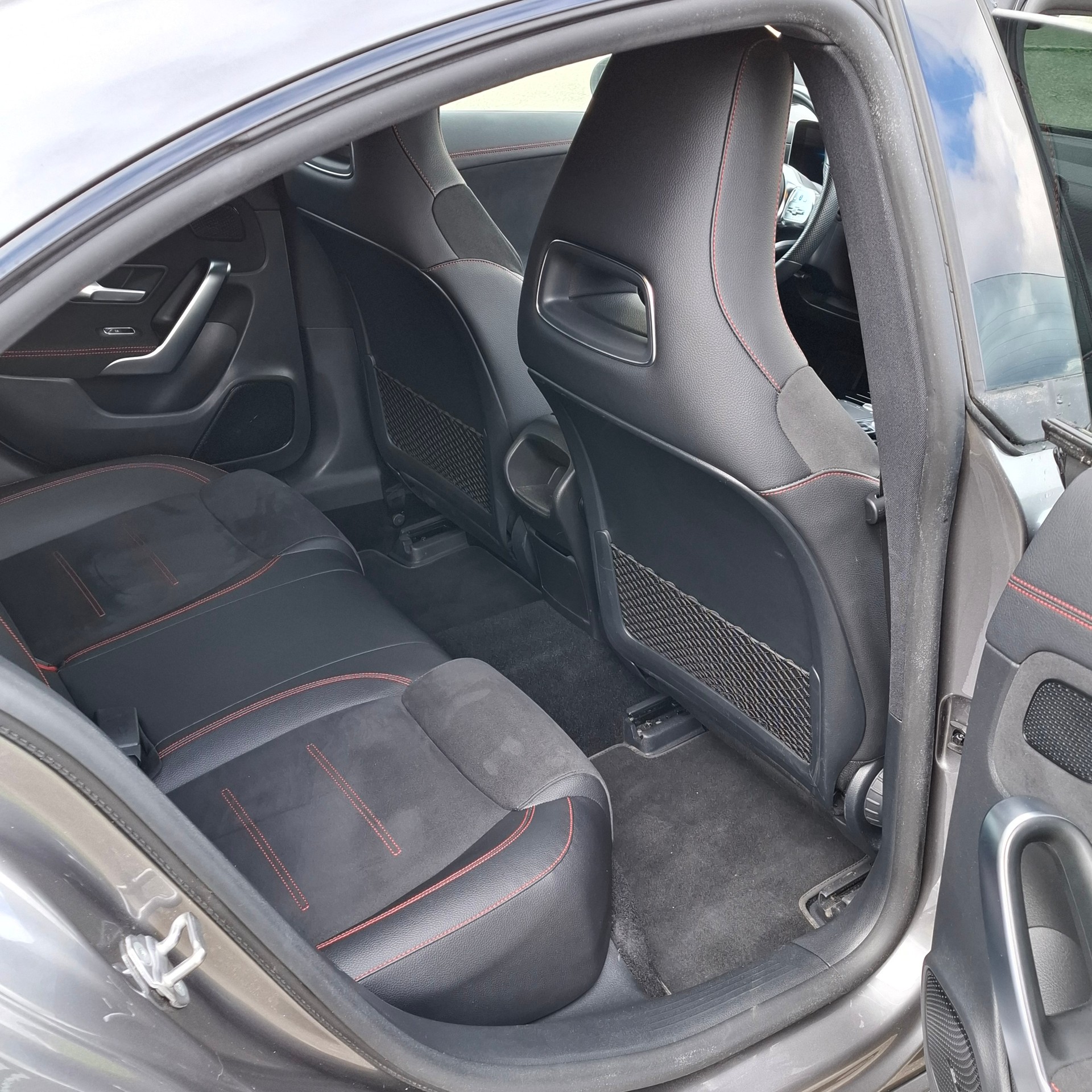 MERCEDES-BENZ CLA 180d - AMG Line-image-4