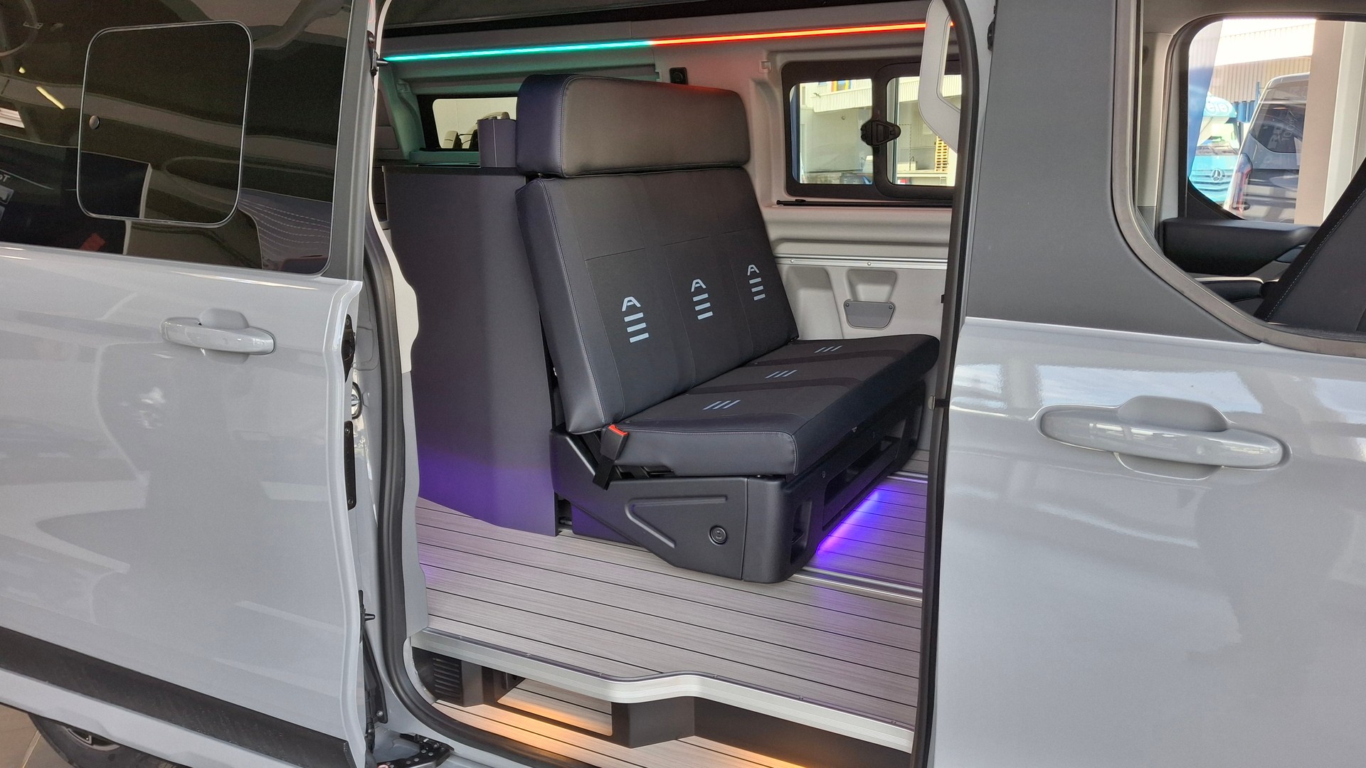 FORD Tourneo Westfalia NUGGET 320 L2H1 Active Automatique 4x4-image-3