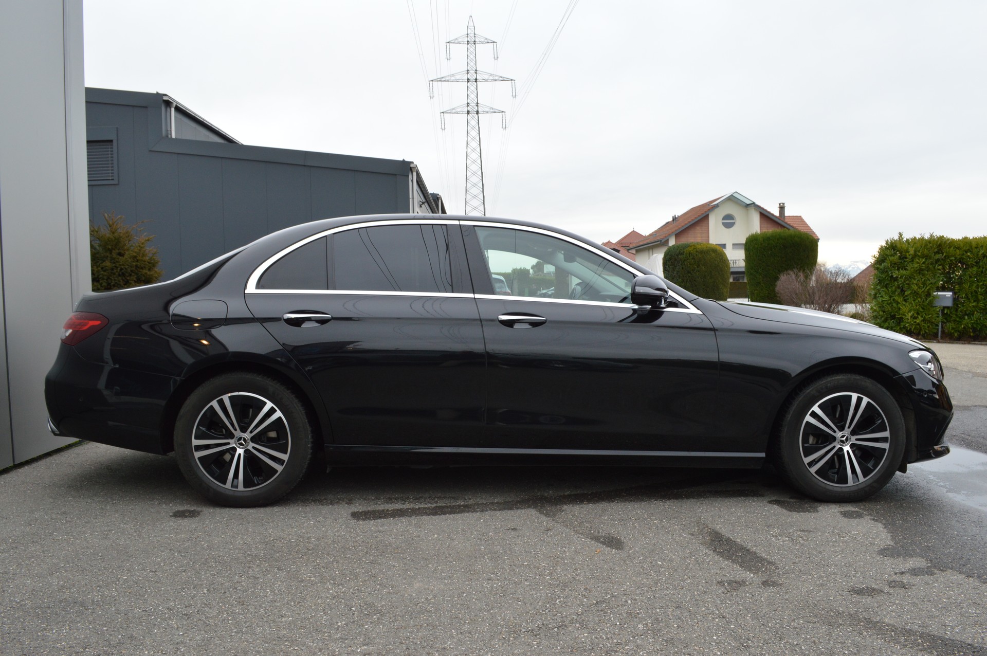 MERCEDES-BENZ E 200 4Matic 9G-Tronic-showroom-element-3