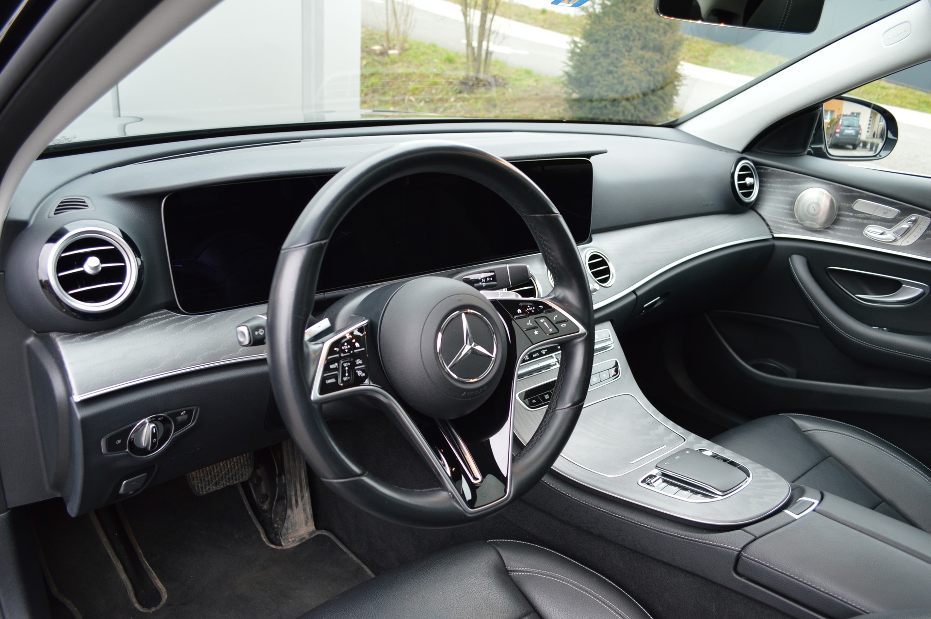 MERCEDES-BENZ E 200 4Matic 9G-Tronic-image-18