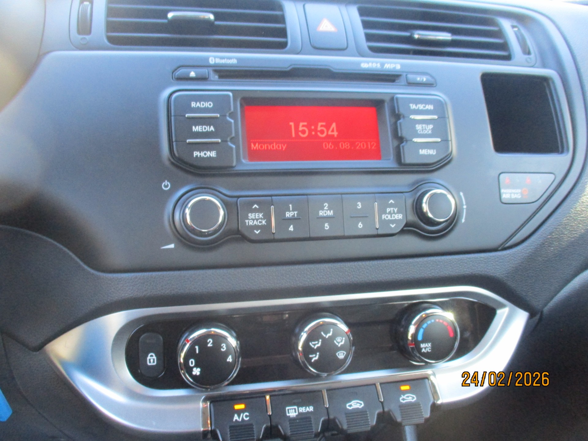 KIA Rio 1.4 CVVT Style Automatic-image-4