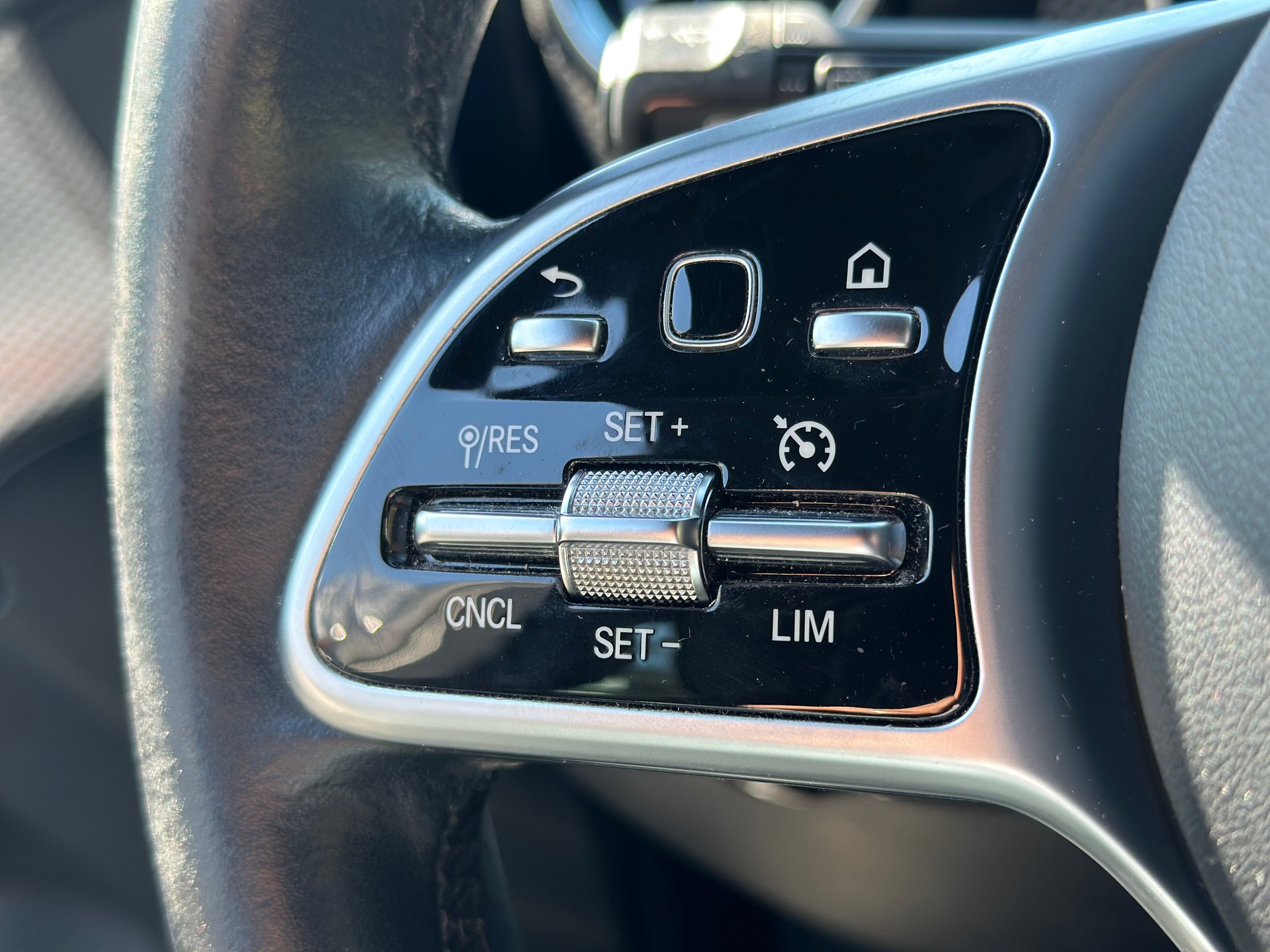MERCEDES-BENZ A 180 Edition-image-18