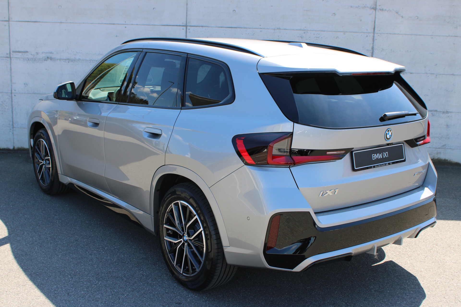 BMW iX1 xDrive 30 M Sport-showroom-element-3