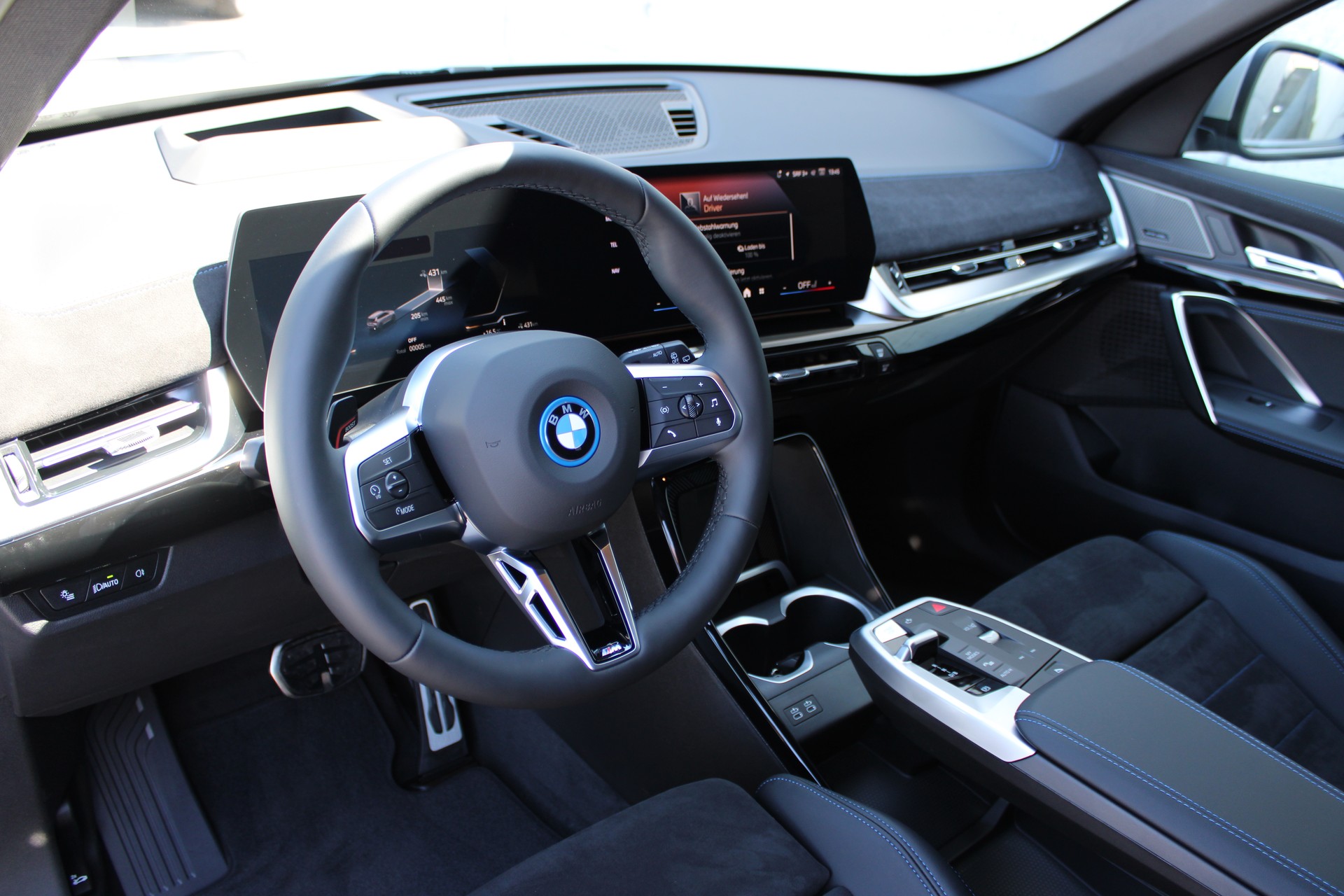BMW iX1 xDrive 30 M Sport-image-11