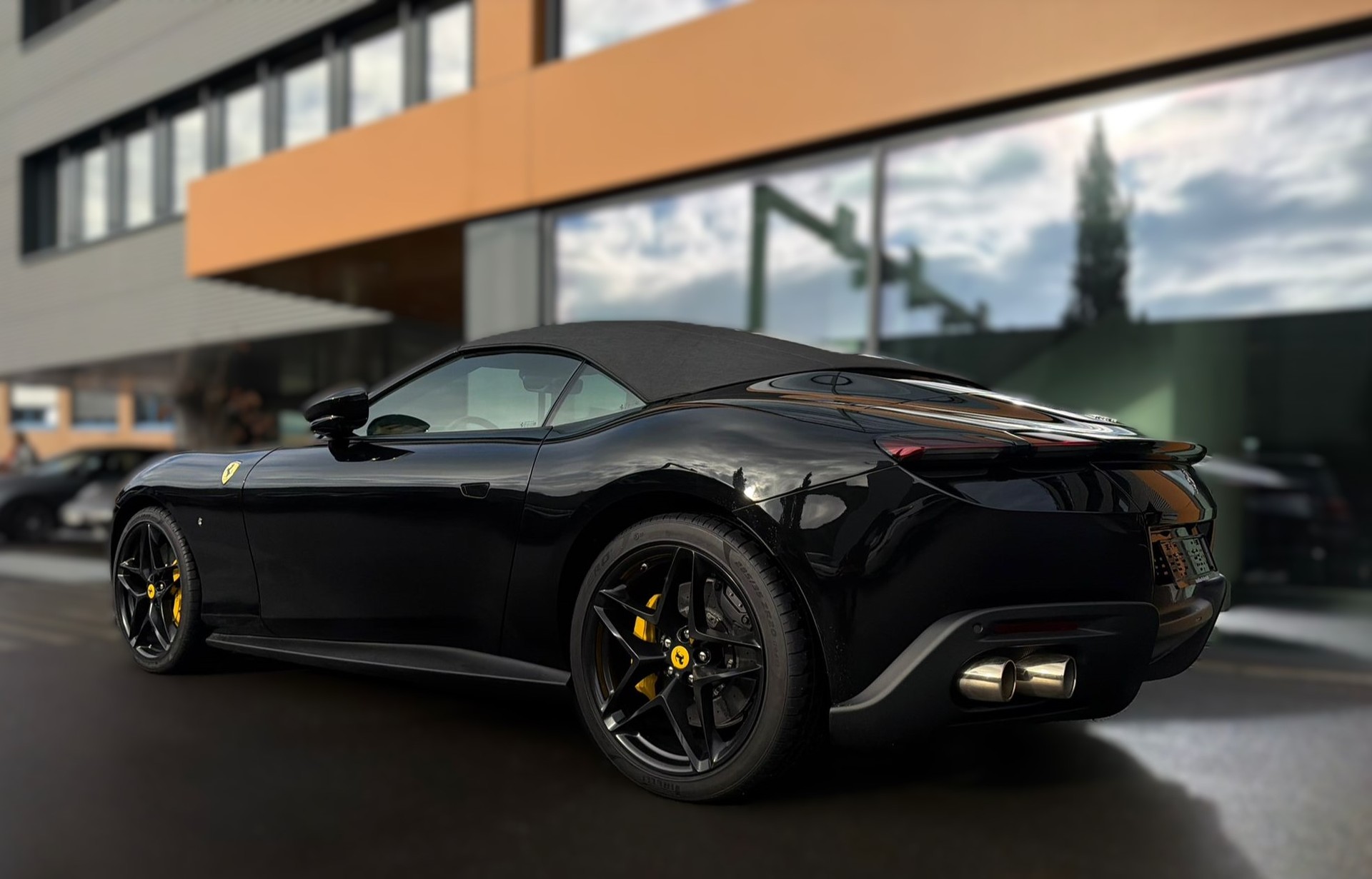 FERRARI Roma Spider 3.9 Turbo / CH Auslieferung-showroom-element-3