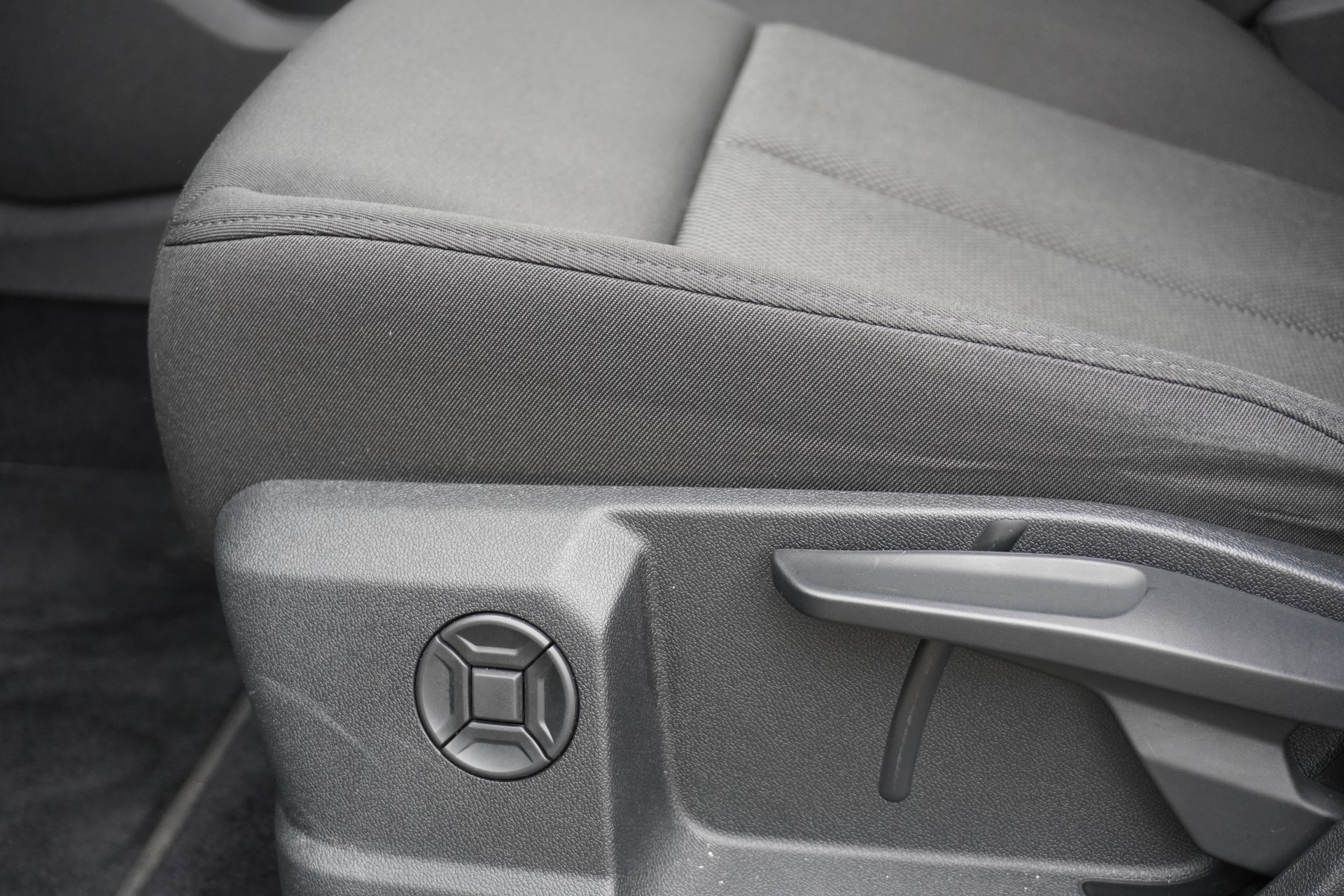 AUDI Q4 e-tron 45 quattro-image-40
