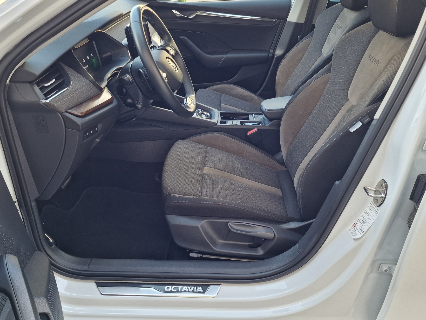 SKODA Octavia Combi 2.0 TDI DSG Scout 4x4-image-7
