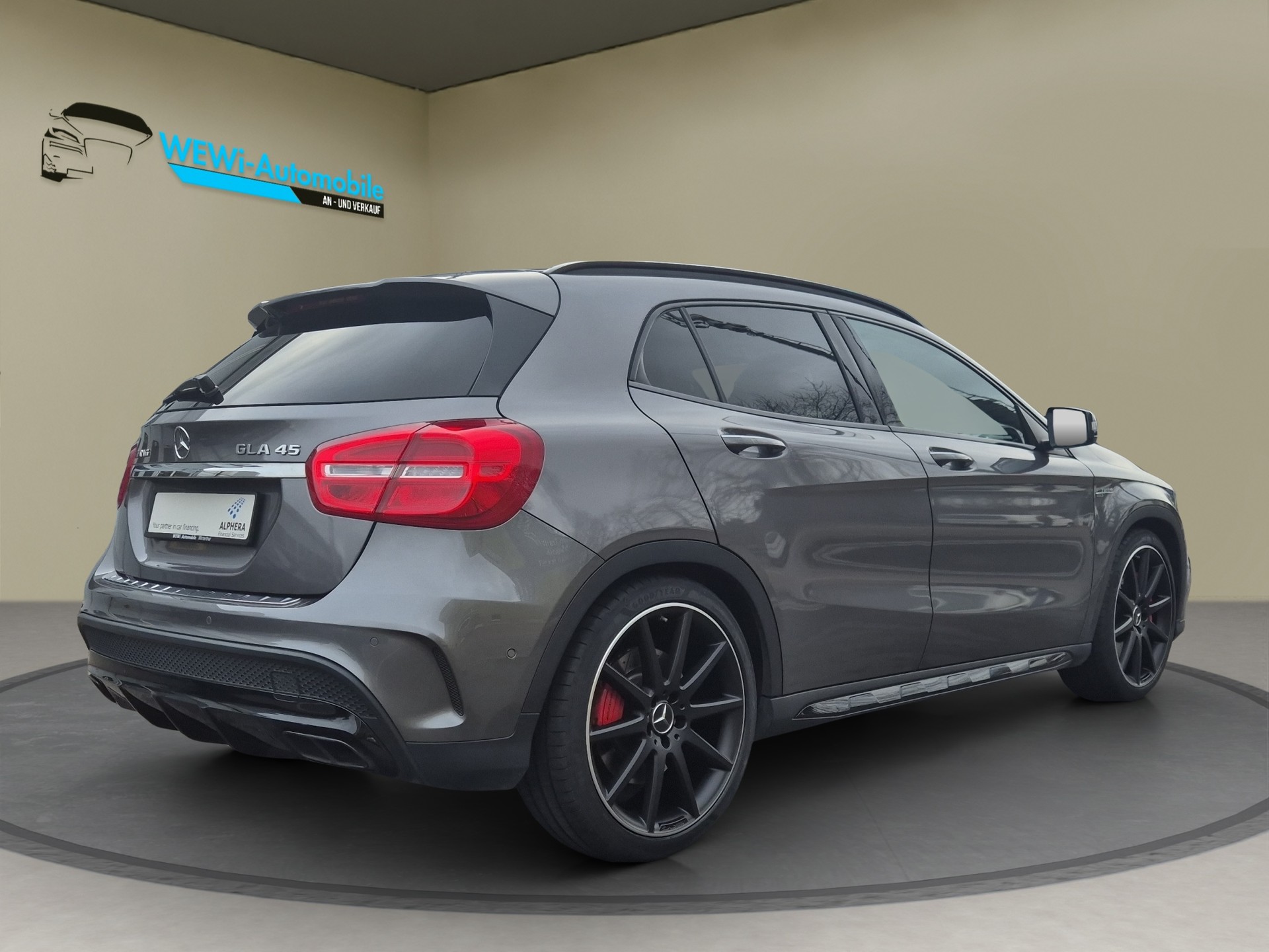 MERCEDES-BENZ GLA 45 AMG 4Matic 7G-DCT-showroom-element-2
