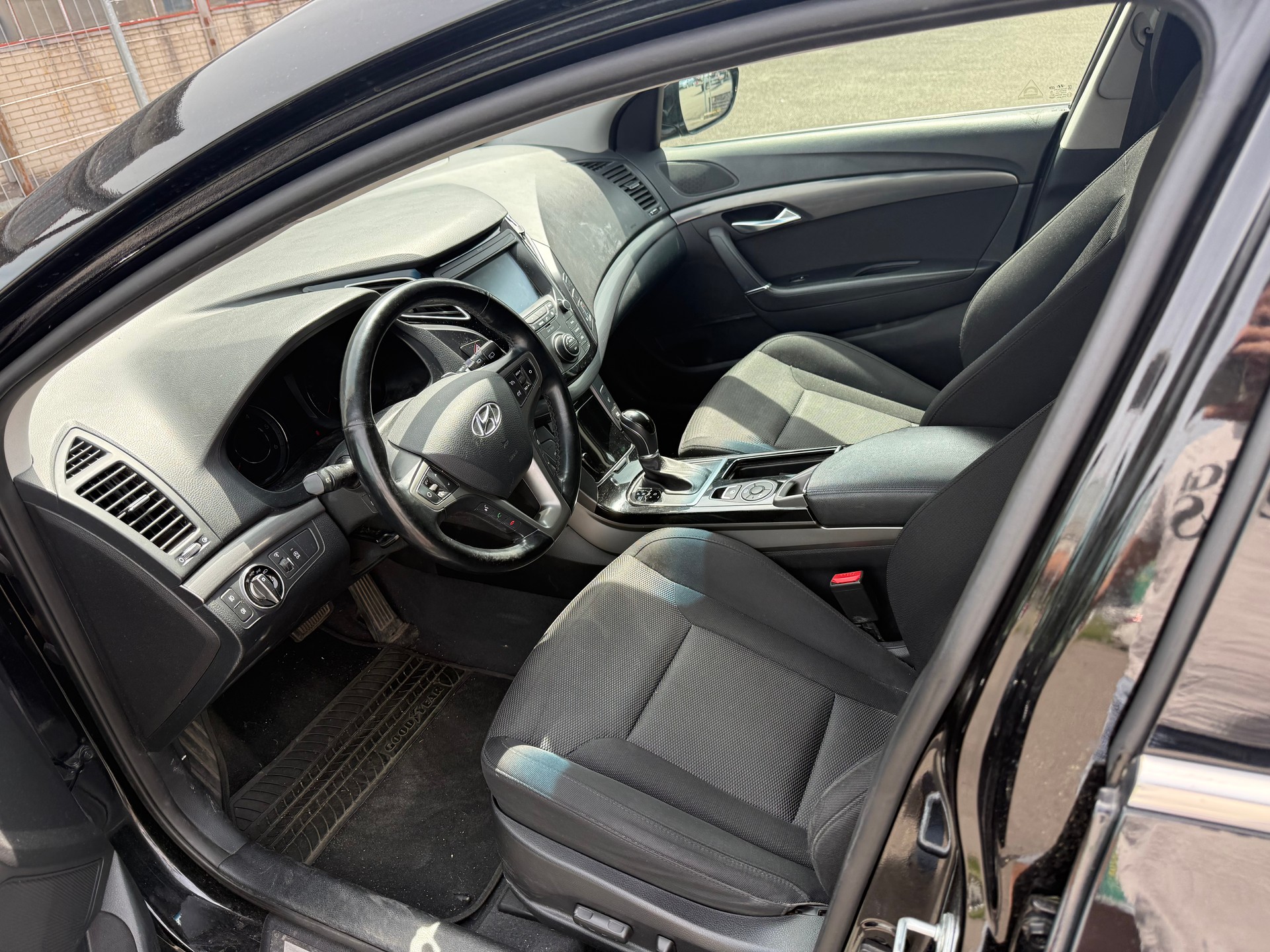 HYUNDAI i40 Wagon 1.7 CRDI Amplia Automatic-image-6