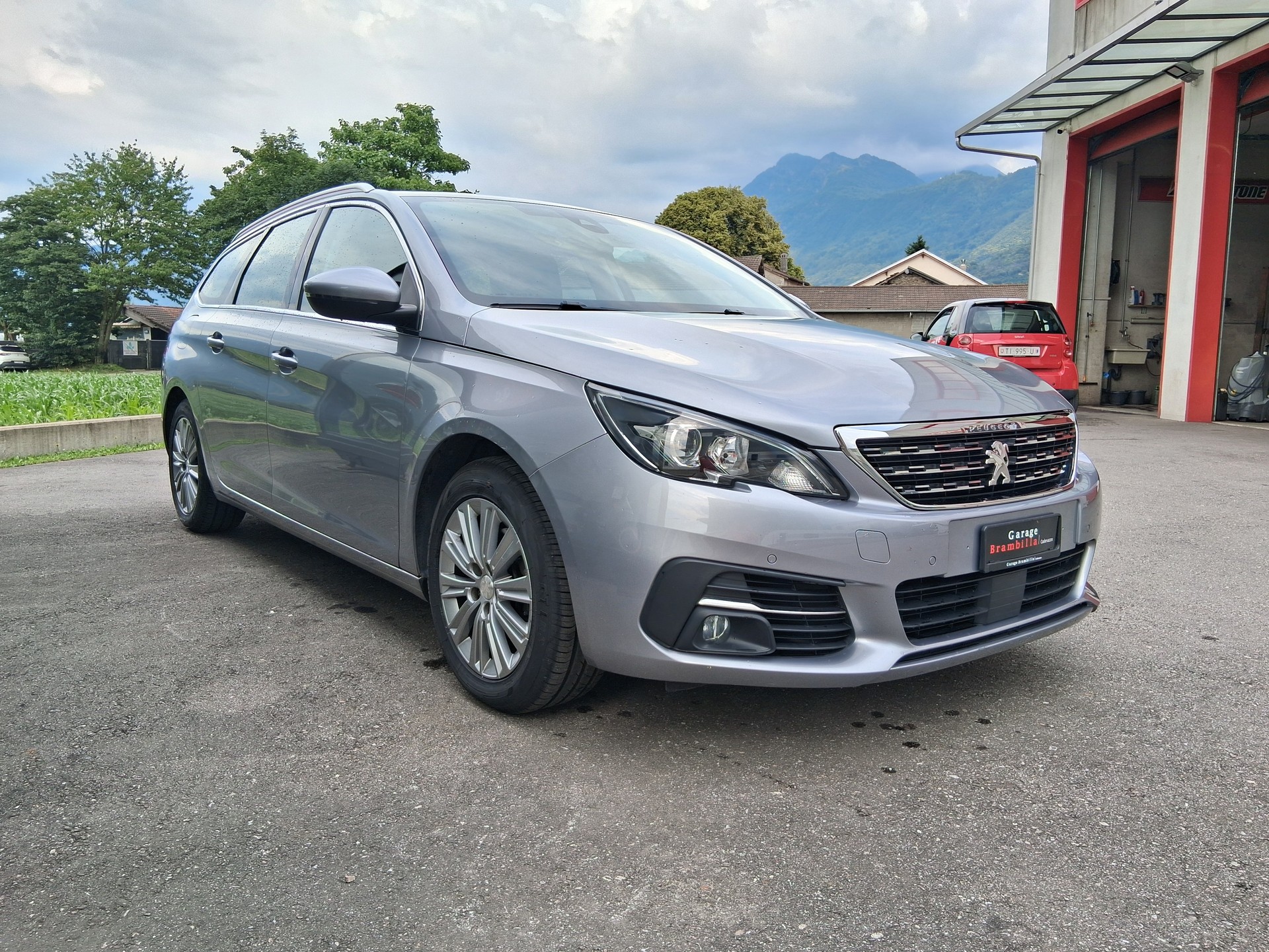 PEUGEOT 308 SW 1.5 BlueHDI Business Line EAT8-image-4