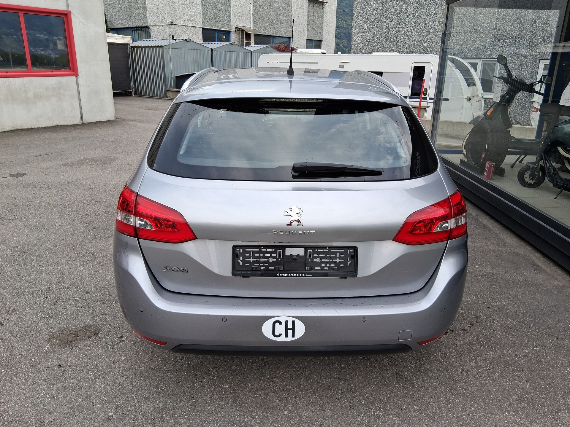 PEUGEOT 308 SW 1.5 BlueHDI Business Line EAT8-image-6