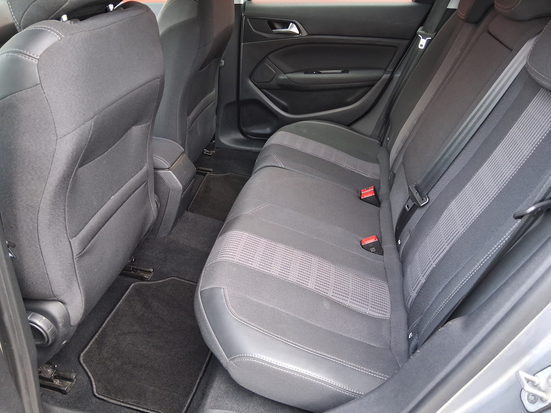PEUGEOT 308 SW 1.5 BlueHDI Business Line EAT8-image-11