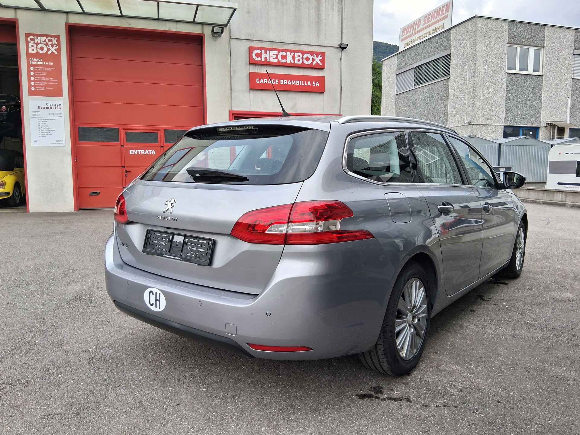 PEUGEOT 308 SW 1.5 BlueHDI Business Line EAT8-image-5