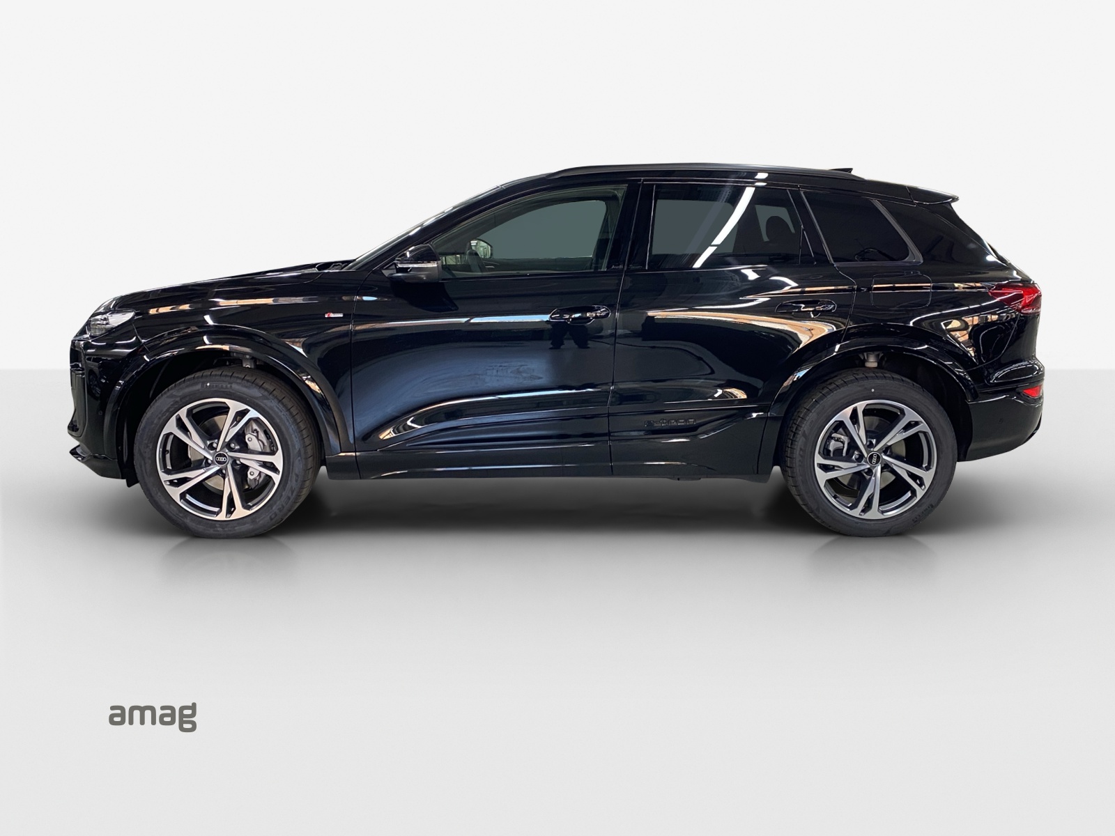 AUDI Q6 e-tron quattro-showroom-element-1