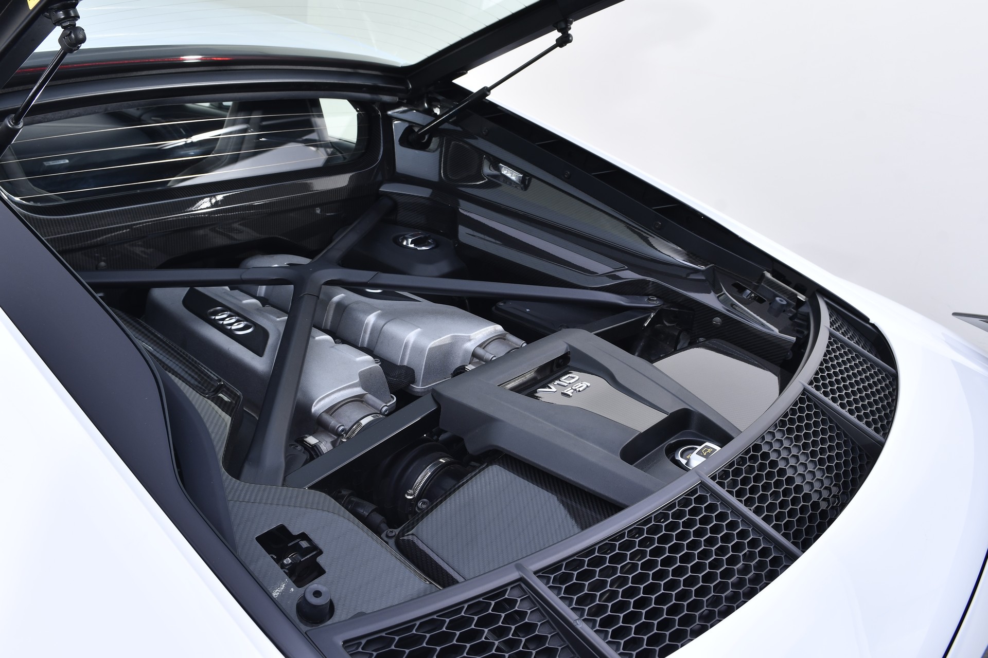 AUDI R8 Coupé 5.2 plus S-Tronic-image-24