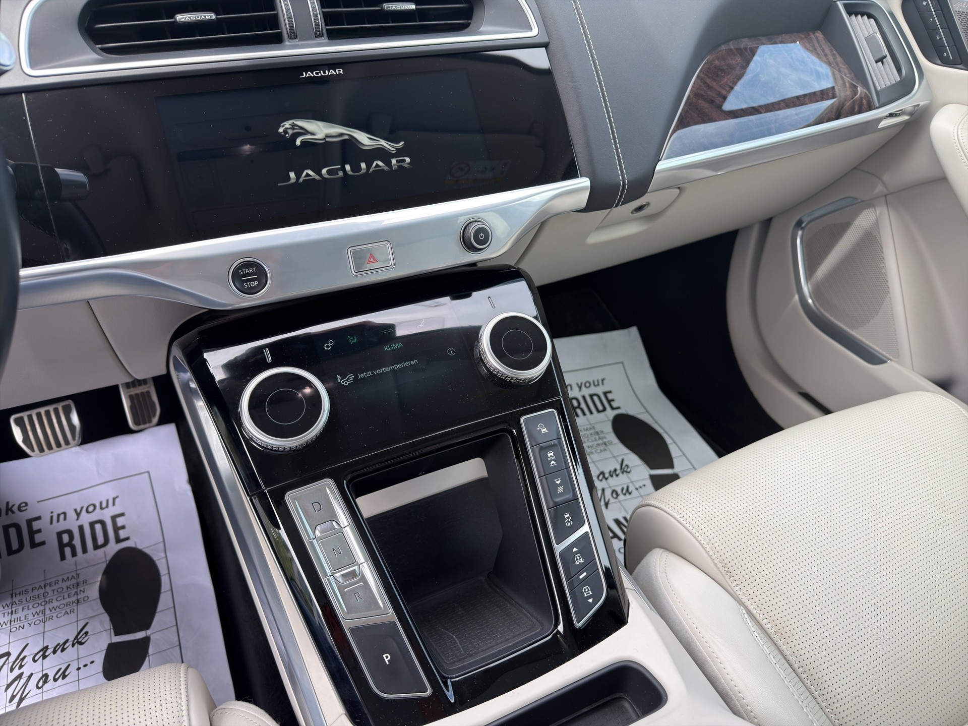 JAGUAR I-Pace EV400 First Edition AWD-image-13