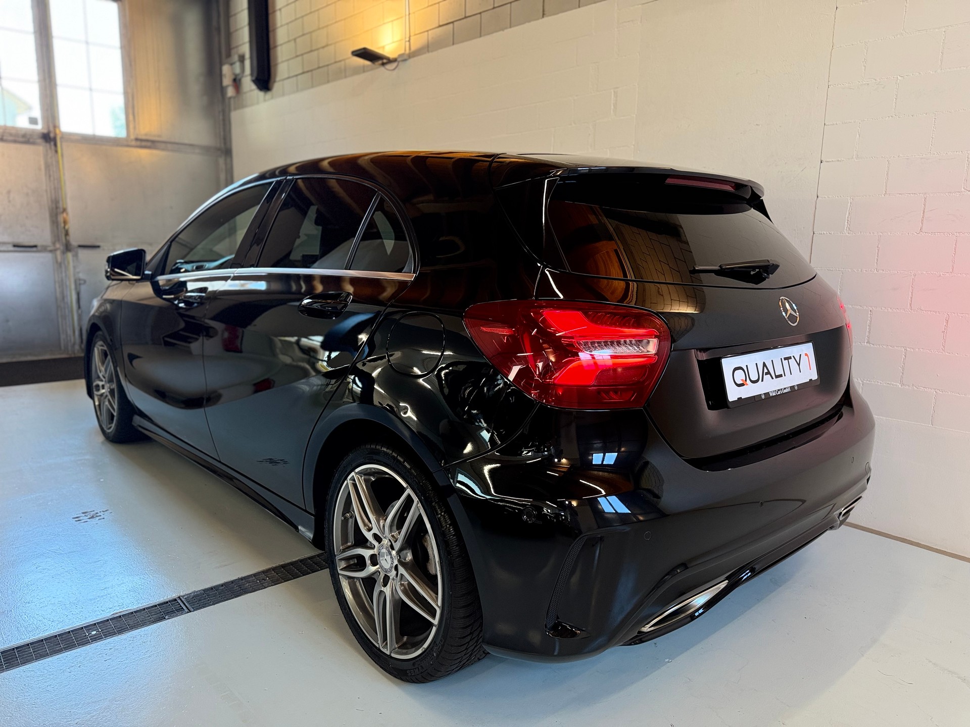 MERCEDES-BENZ A 200 AMG Line 7G-DCT-showroom-element-3