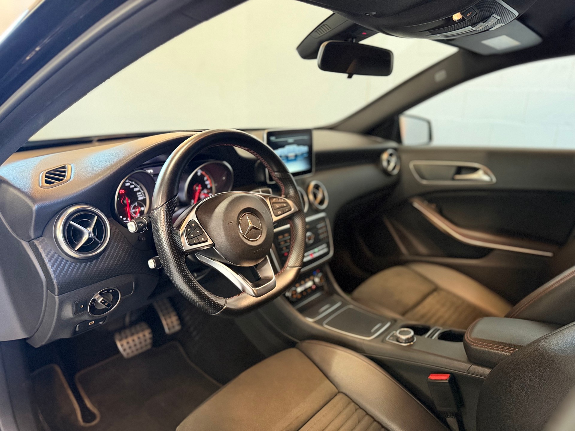 MERCEDES-BENZ A 200 AMG Line 7G-DCT-image-8