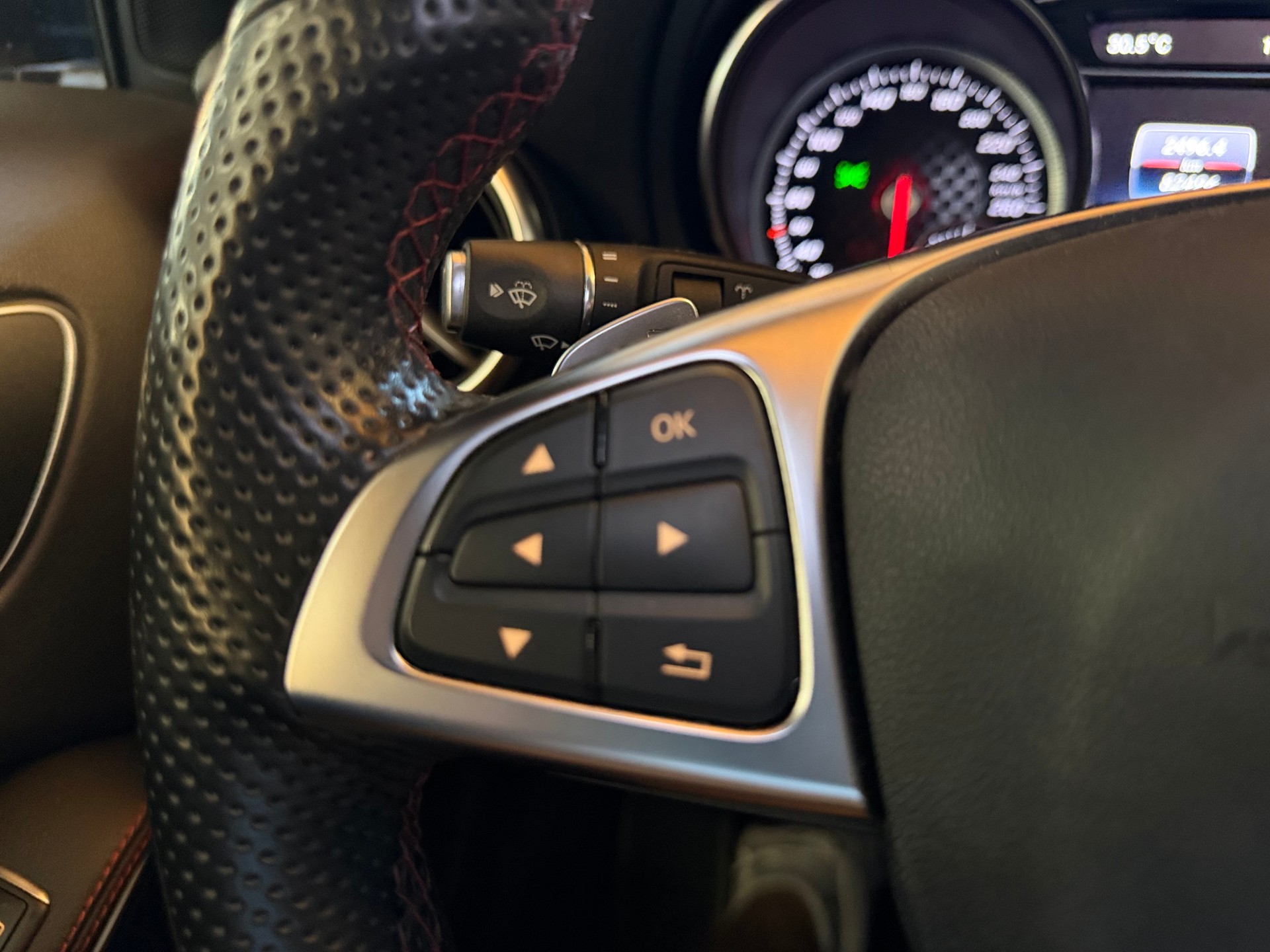 MERCEDES-BENZ A 200 AMG Line 7G-DCT-image-16
