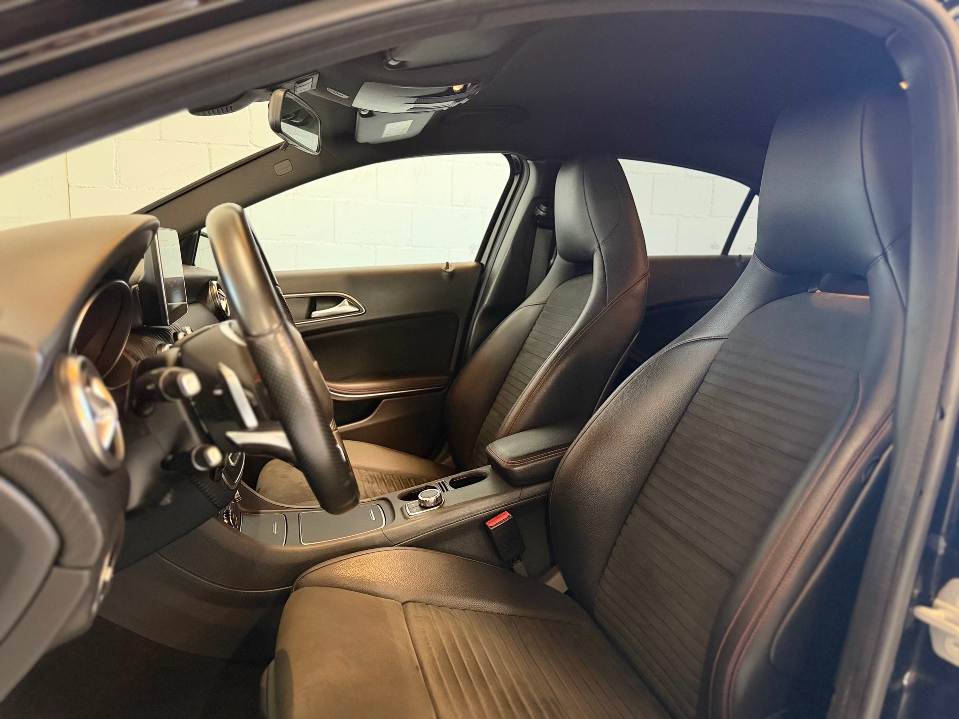 MERCEDES-BENZ A 200 AMG Line 7G-DCT-image-9