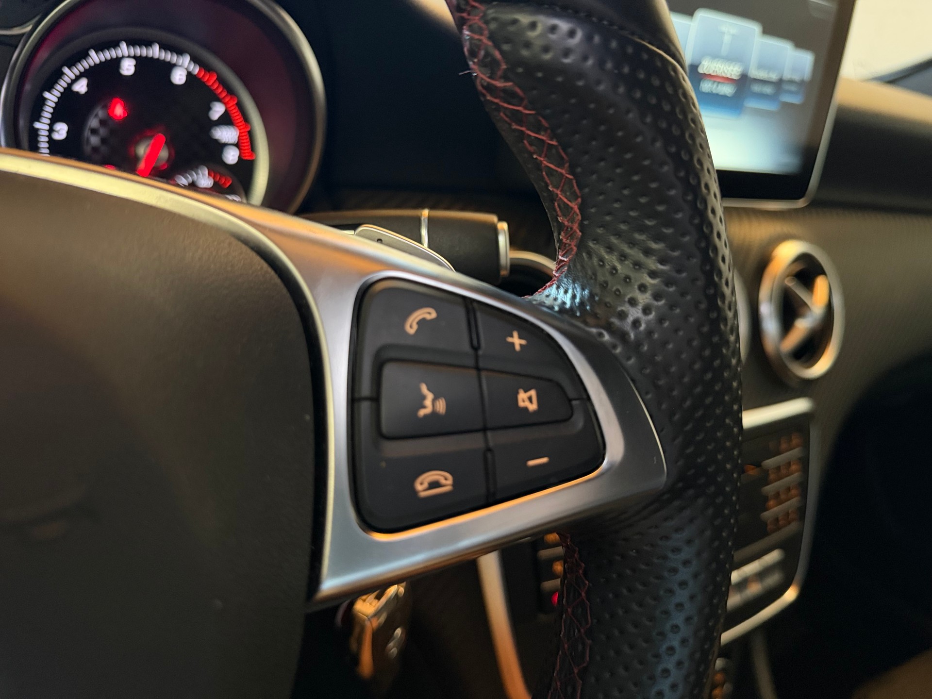 MERCEDES-BENZ A 200 AMG Line 7G-DCT-image-15