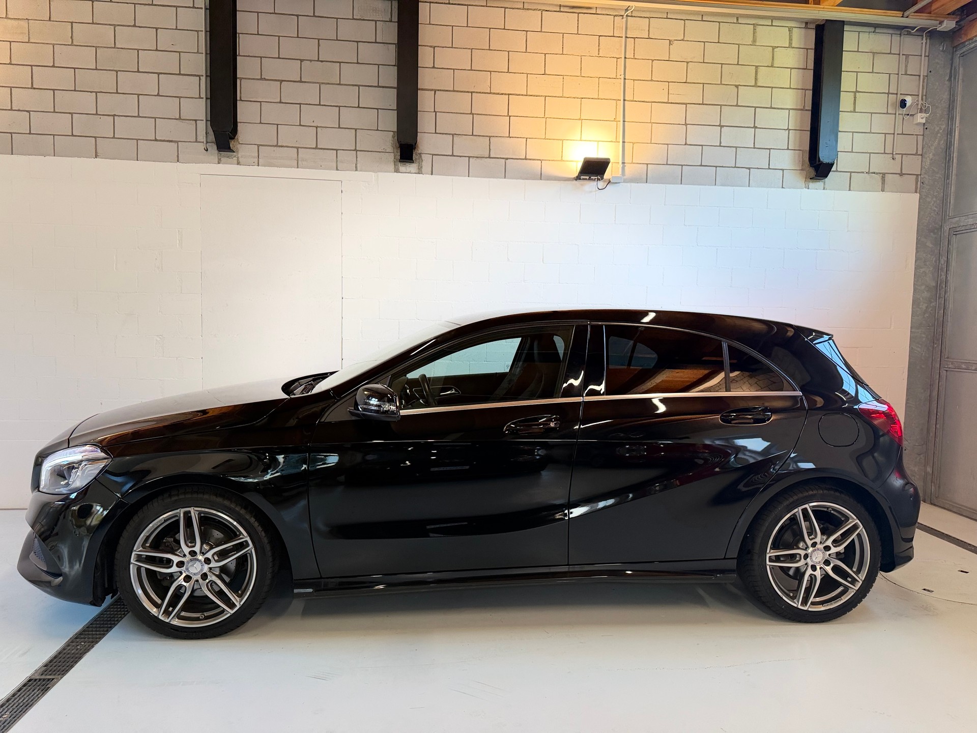 MERCEDES-BENZ A 200 AMG Line 7G-DCT-showroom-element-2