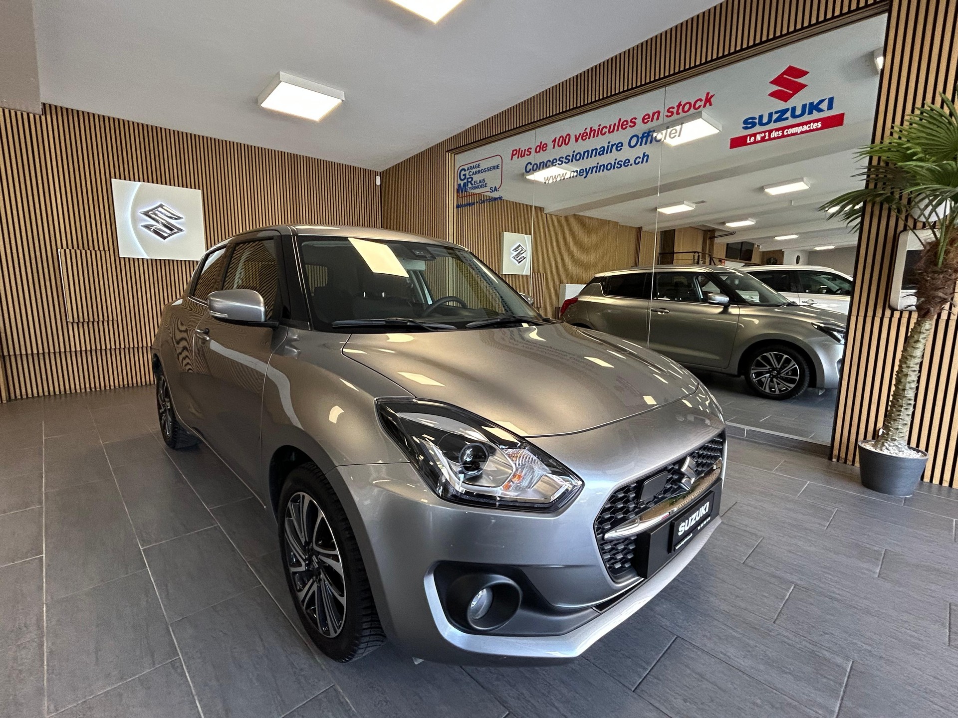 SUZUKI Swift 1.2 Compact Top Hybrid-showroom-element-1