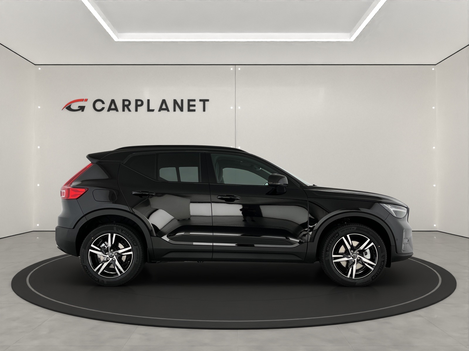 VOLVO XC40 2.0 B3 MH Plus Dark-showroom-element-2