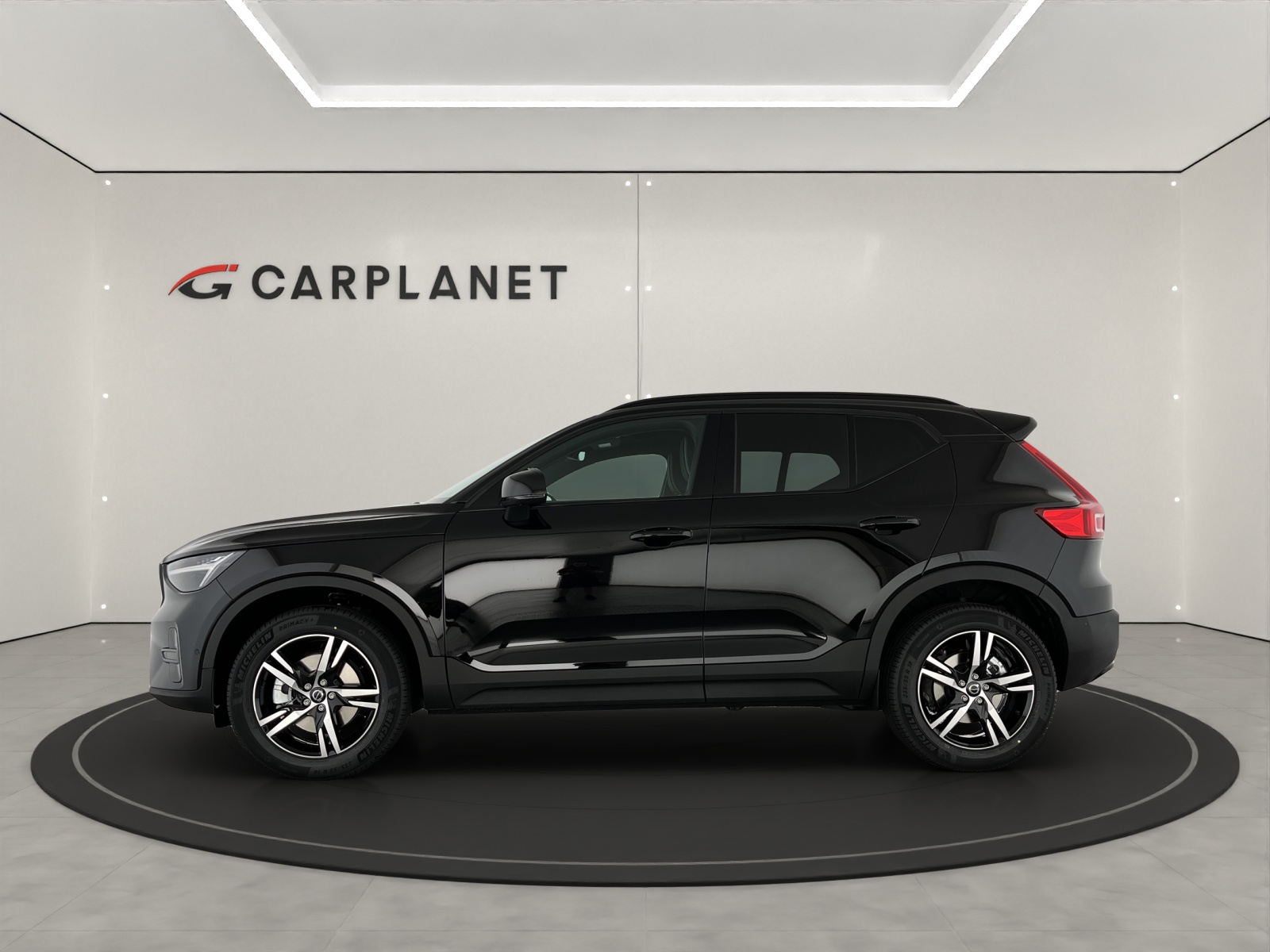 VOLVO XC40 2.0 B3 MH Plus Dark-showroom-element-1