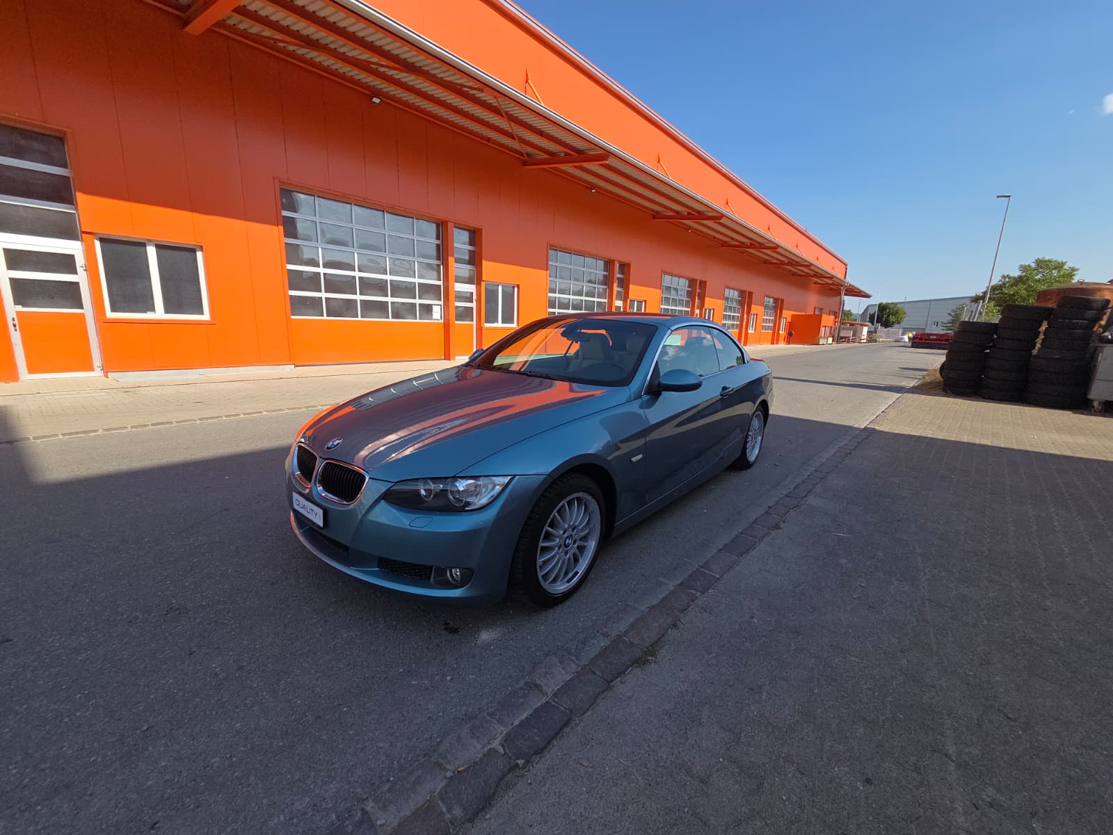 BMW 320i Cabriolet-image-9