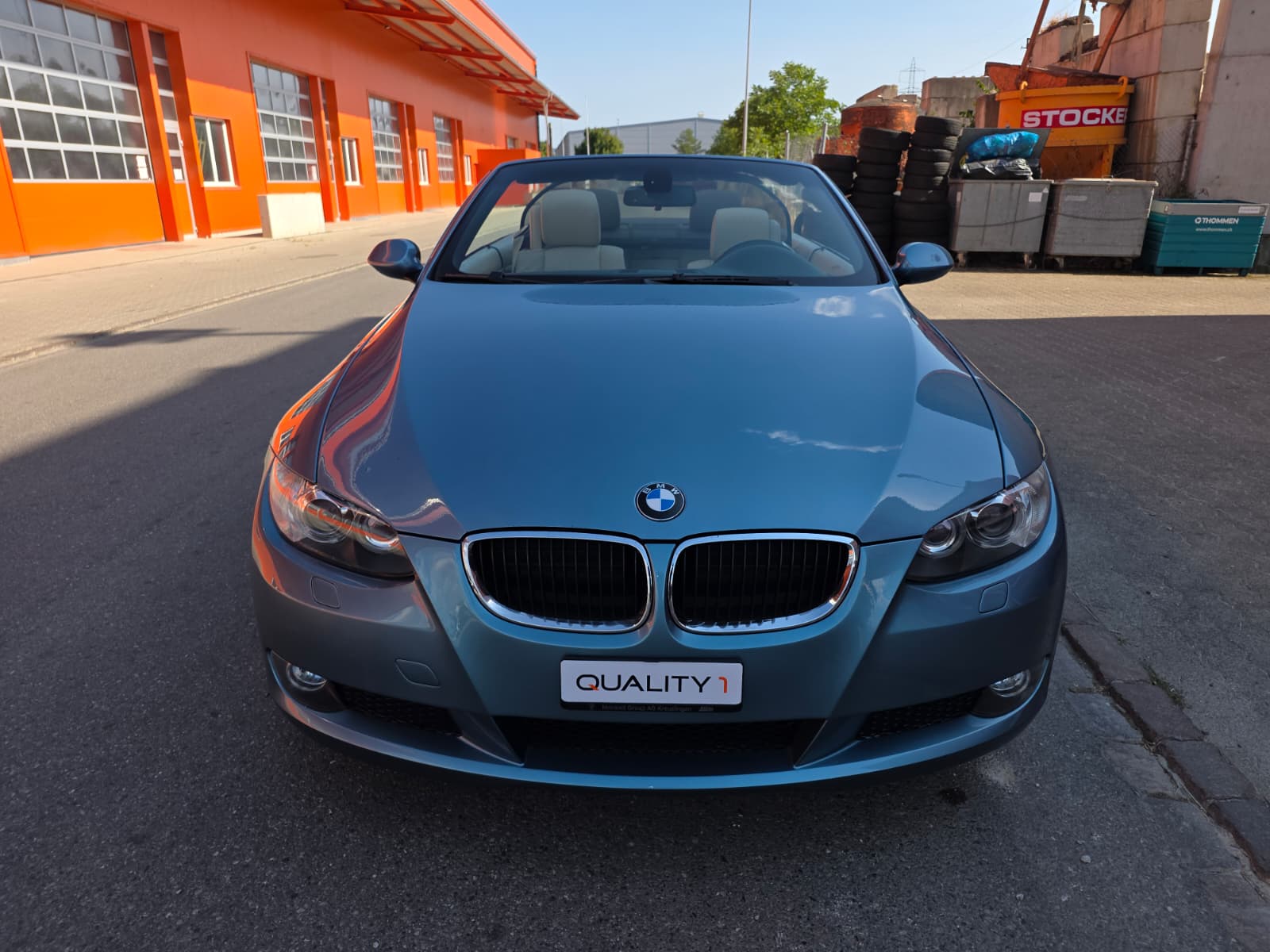 BMW 320i Cabriolet-showroom-element-2