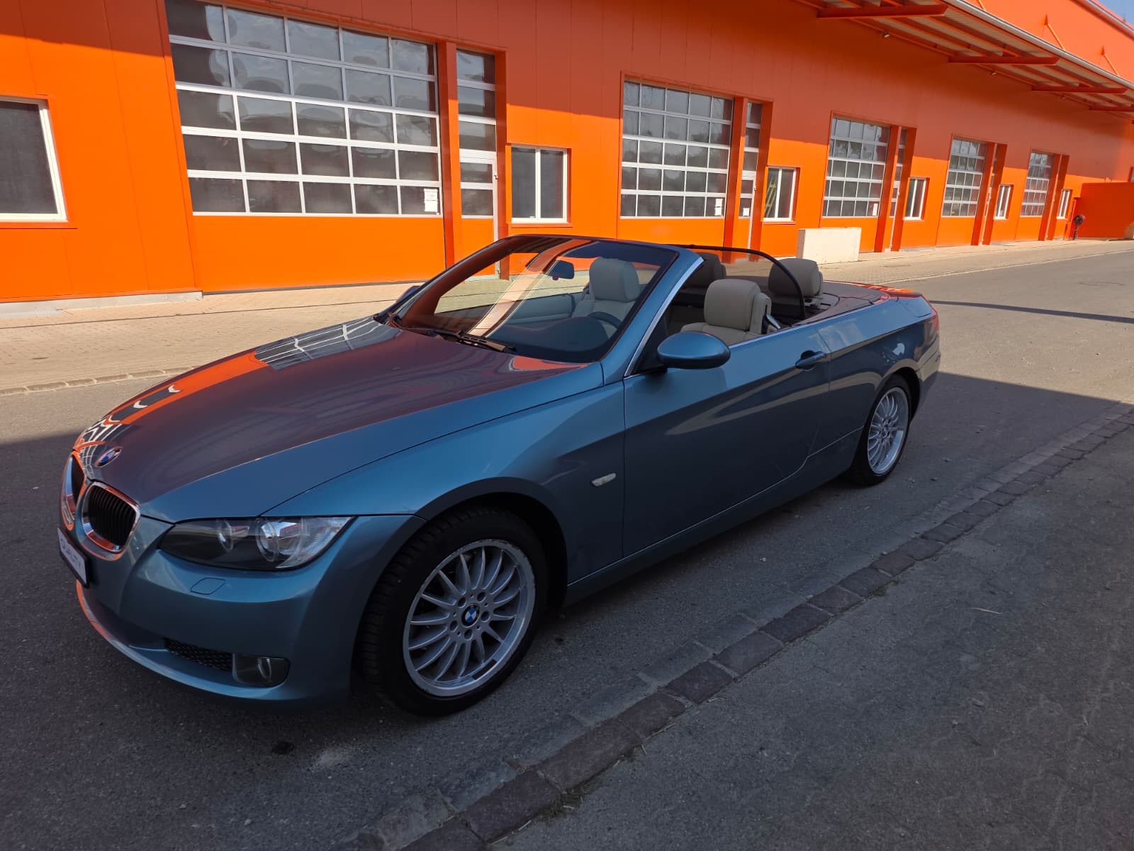 BMW 320i Cabriolet-showroom-element-1