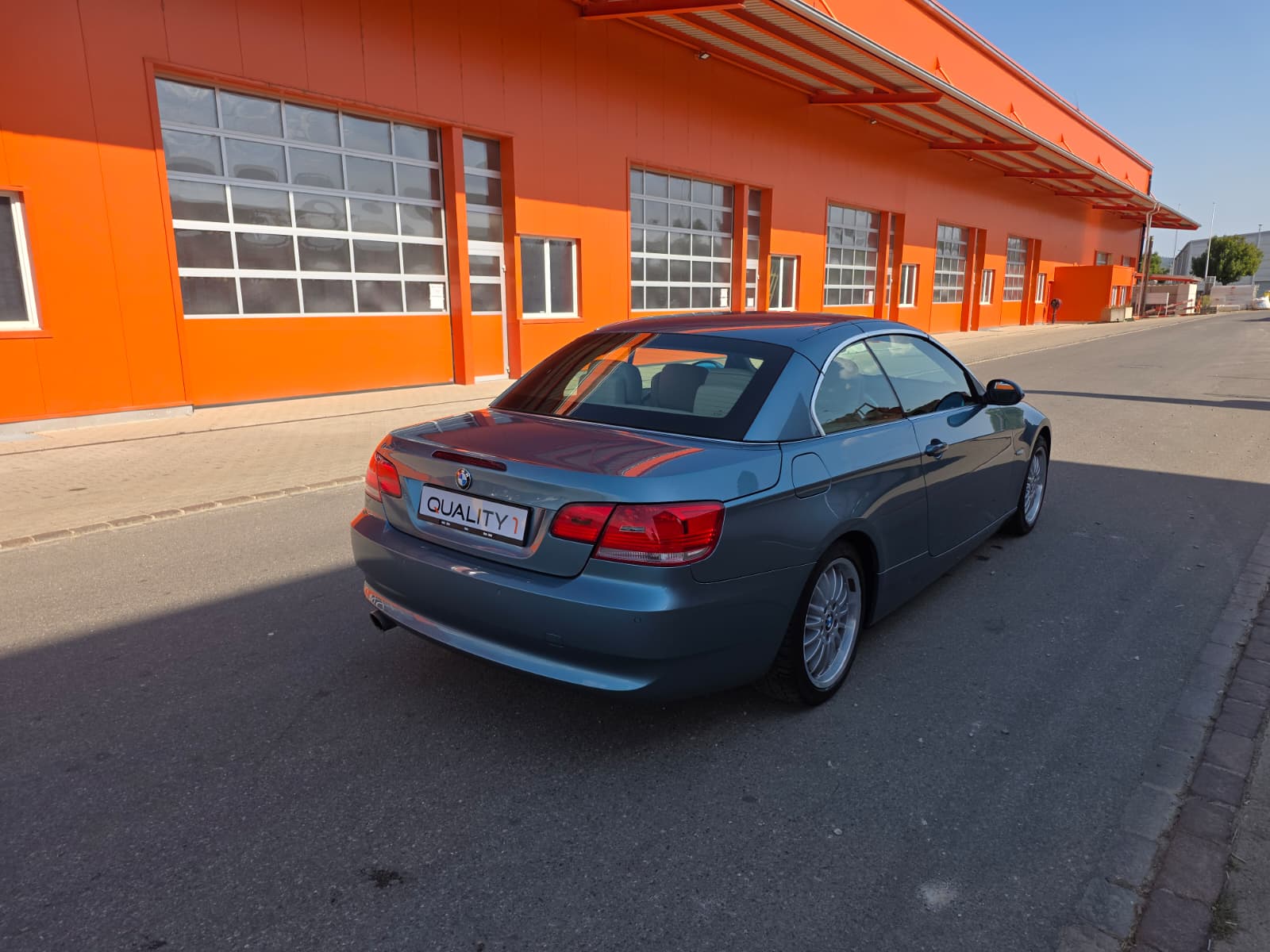 BMW 320i Cabriolet-image-6