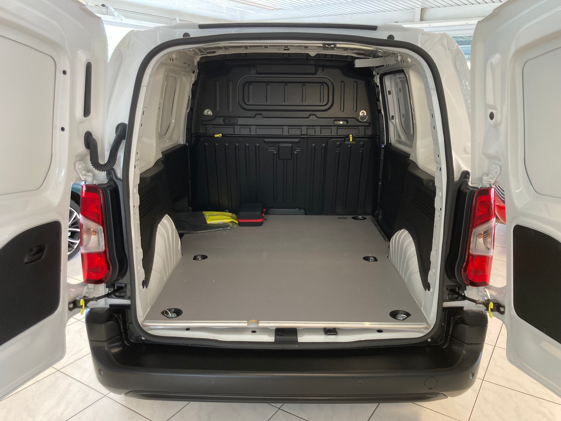 TOYOTA Proace City Van 1.2 Advanced Medium-image-7