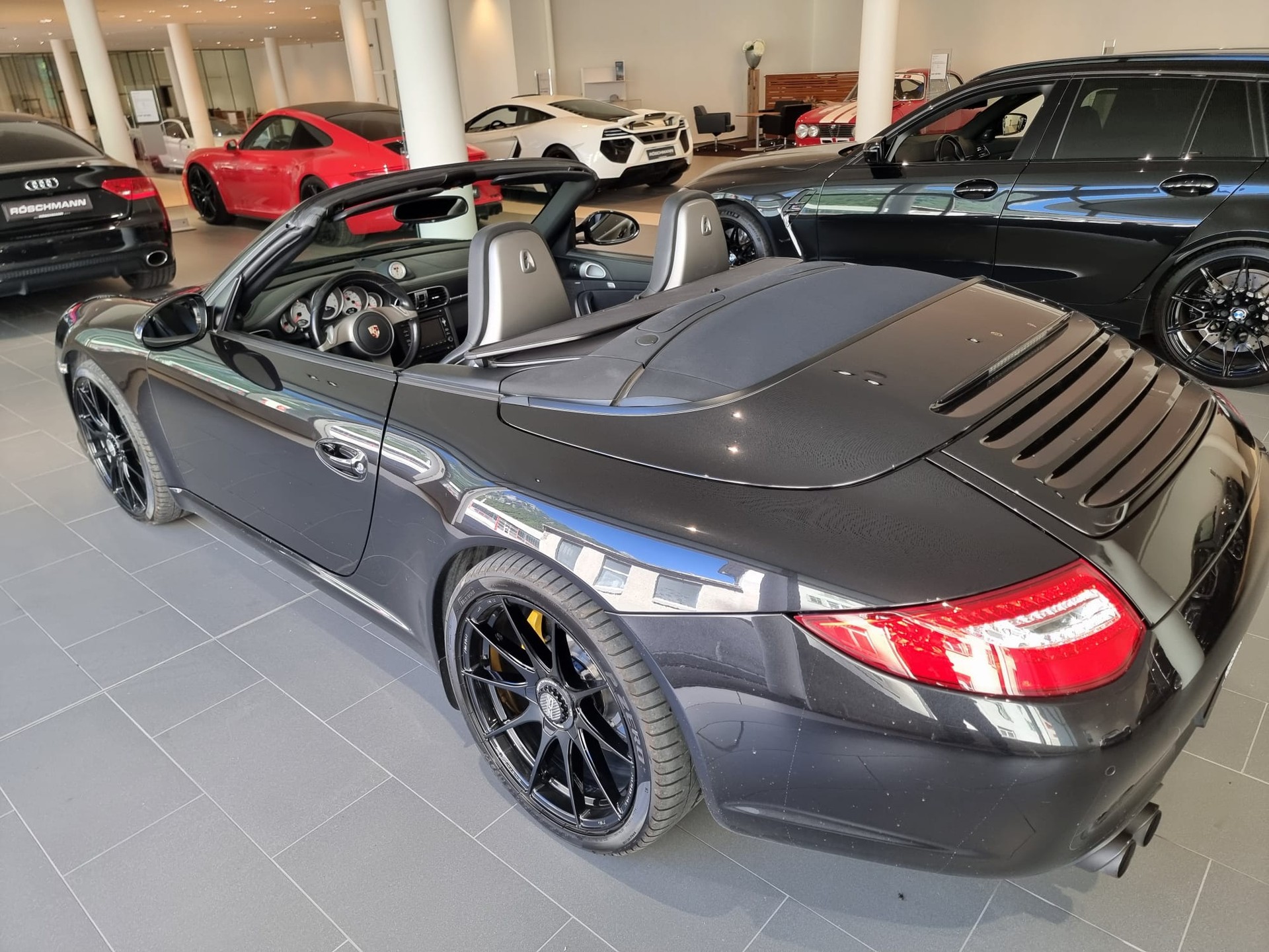 PORSCHE Carrera S Cabrio-showroom-element-1