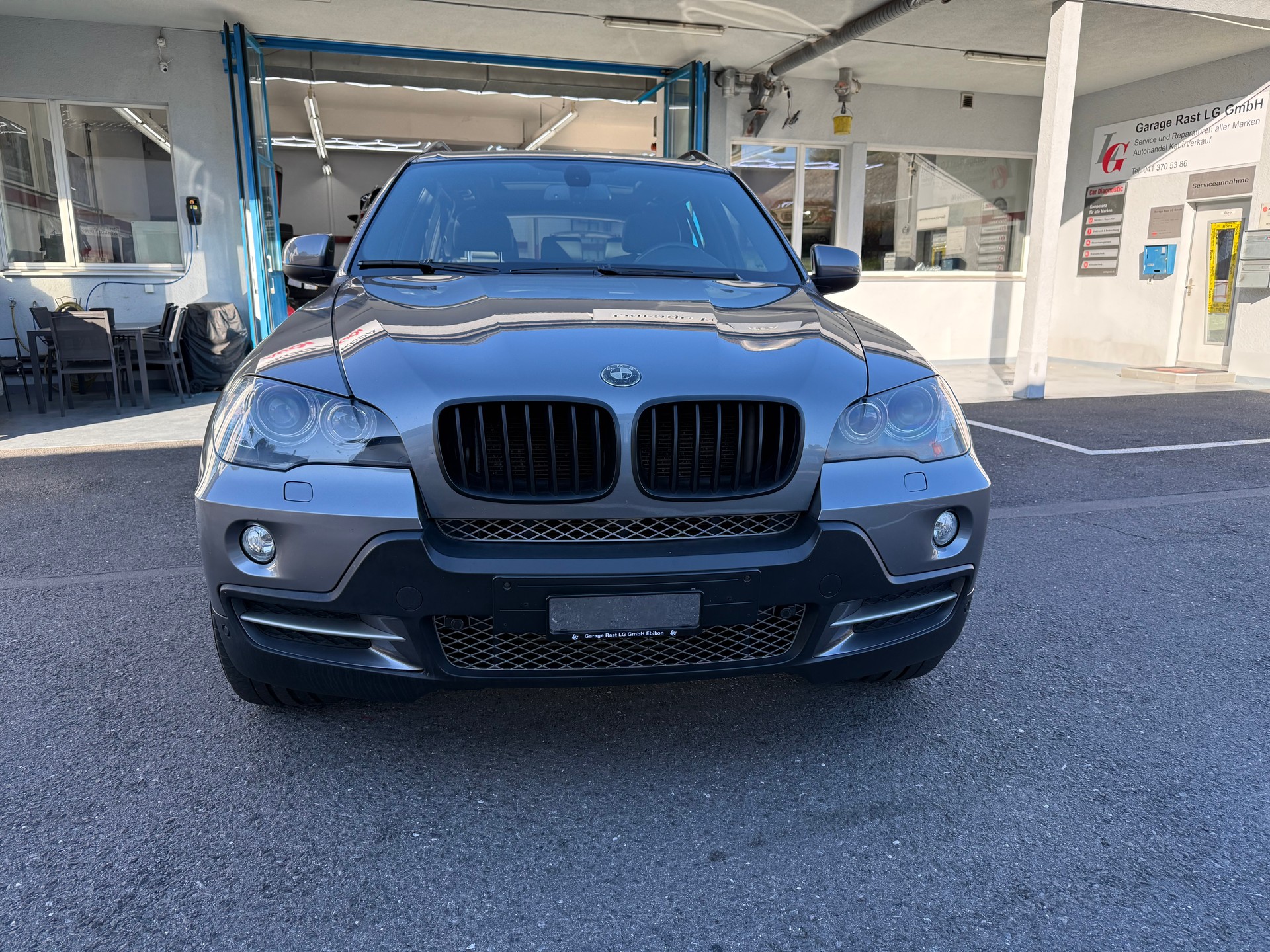 BMW X5-showroom-element-2