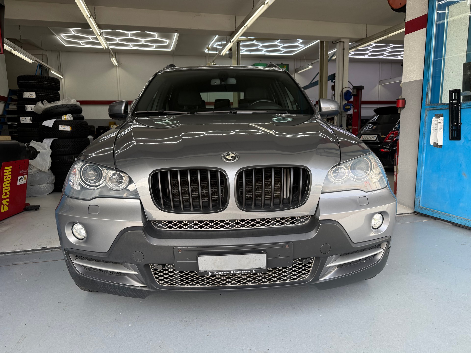 BMW X5-showroom-element-1