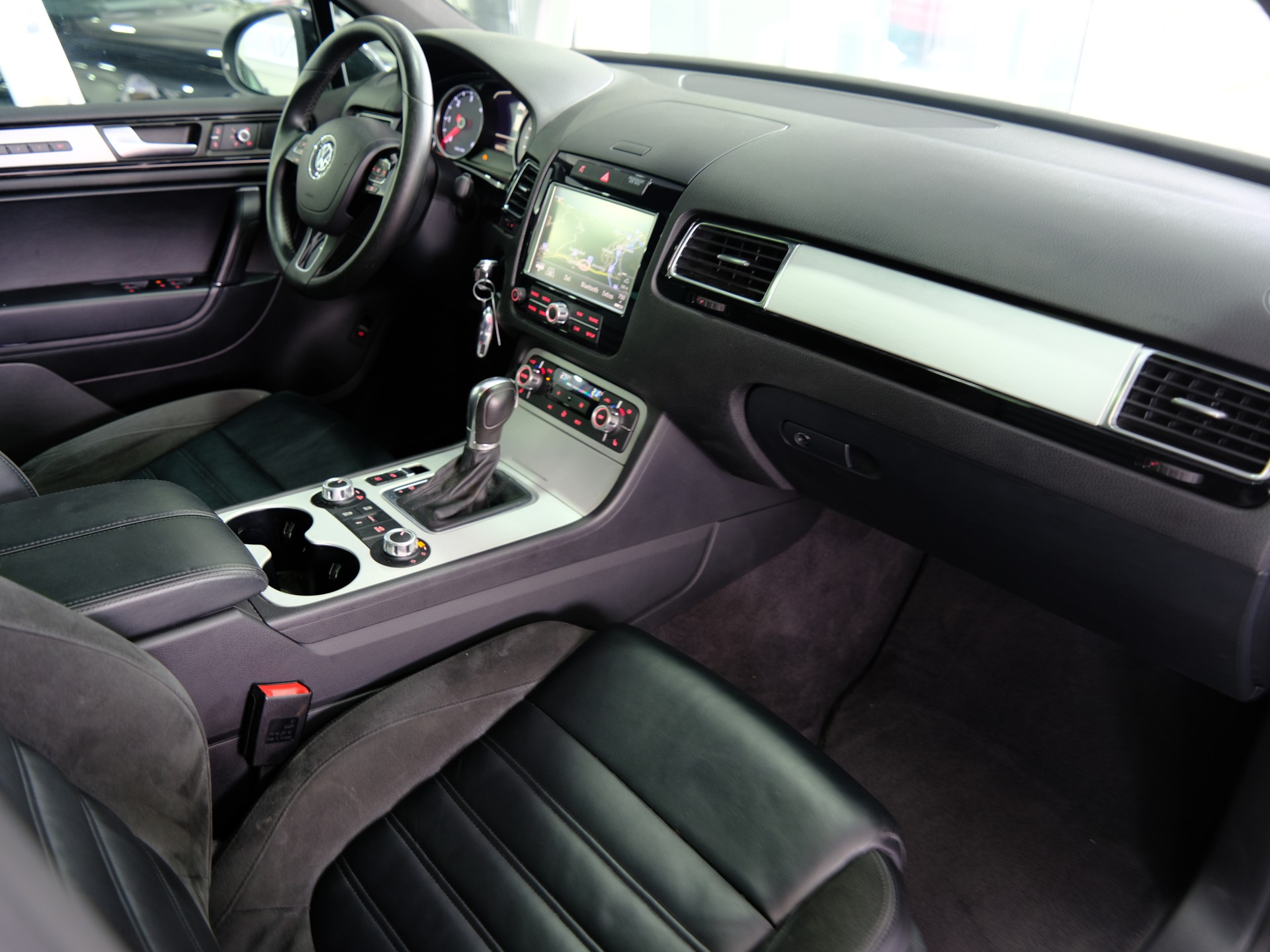 VW Touareg 3.0 TDI *Rückfahrkamera* *Schiebedach*-image-17