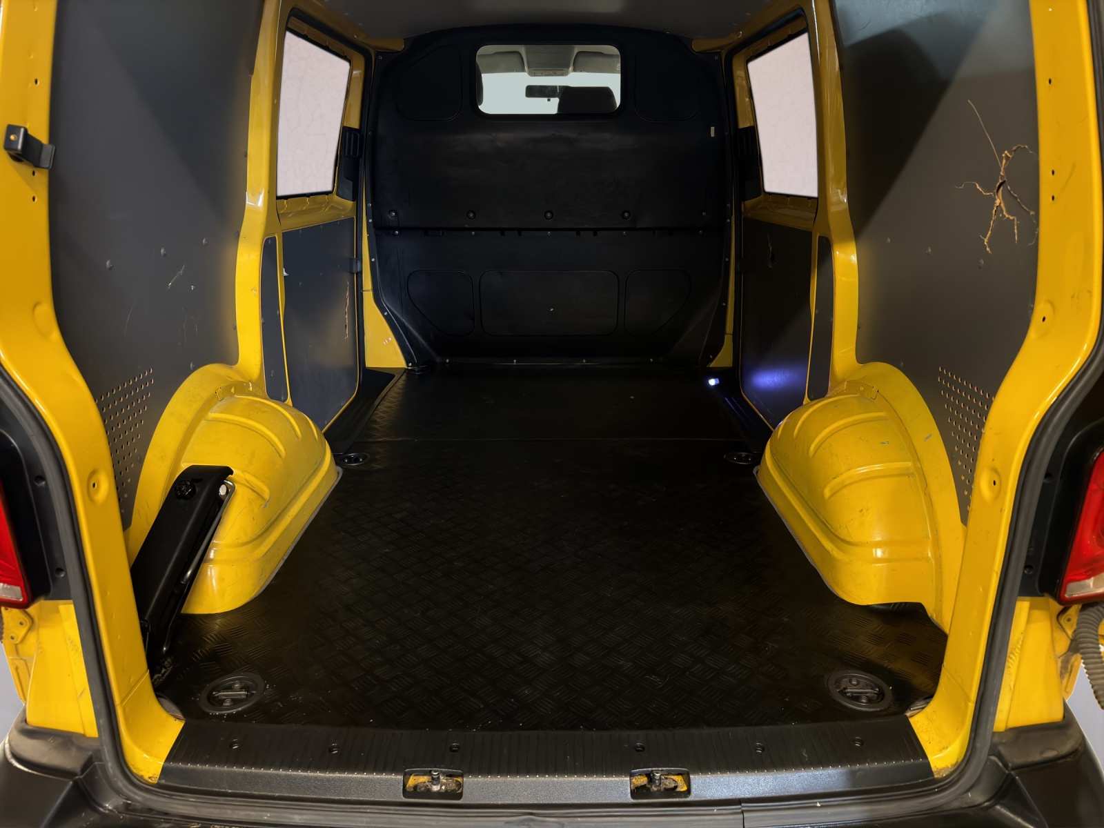 VW T6.1 2.0 TDI 4Motion DSG-image-18